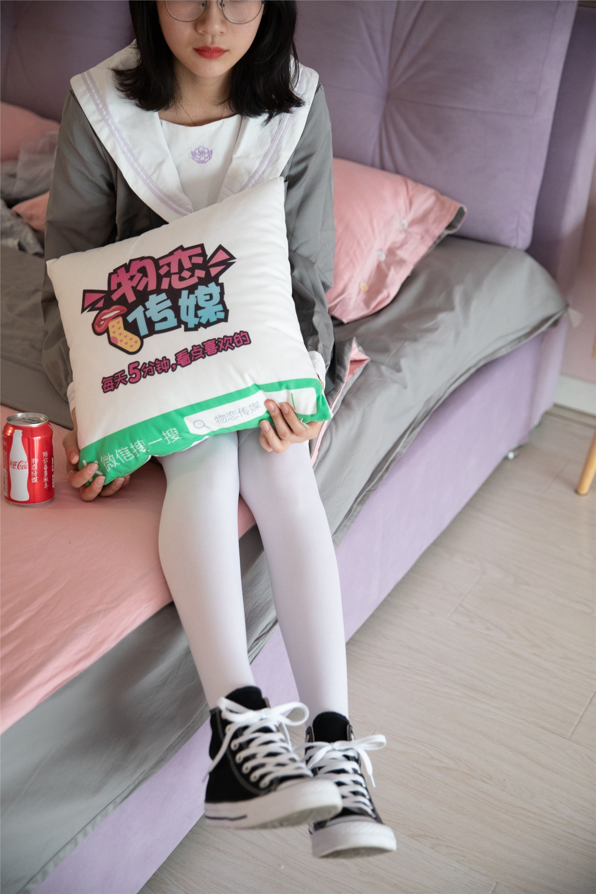 物恋传媒 No.112 落落-荷叶边加白色高筒袜，卡哇伊