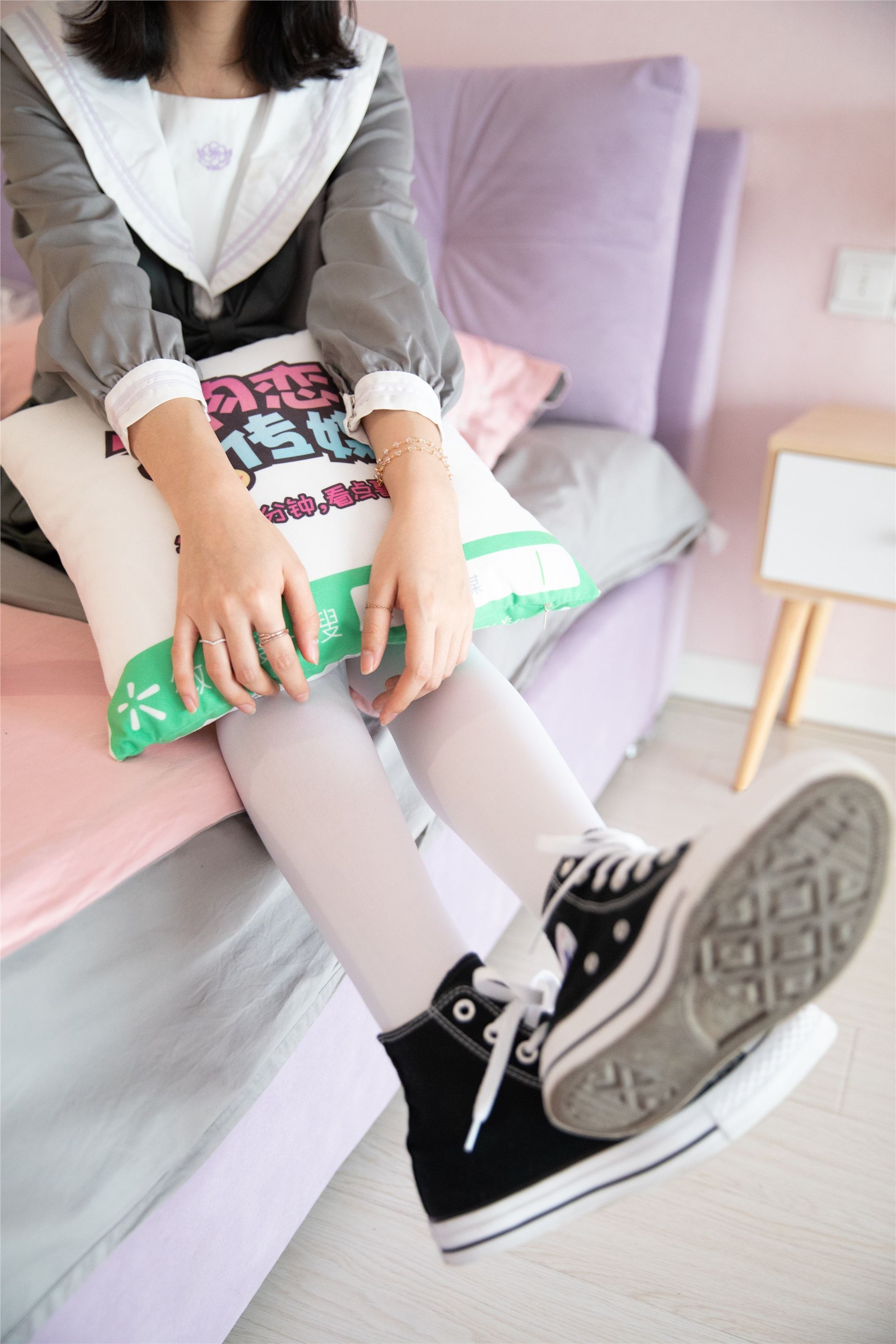 物恋传媒 No.112 落落-荷叶边加白色高筒袜，卡哇伊