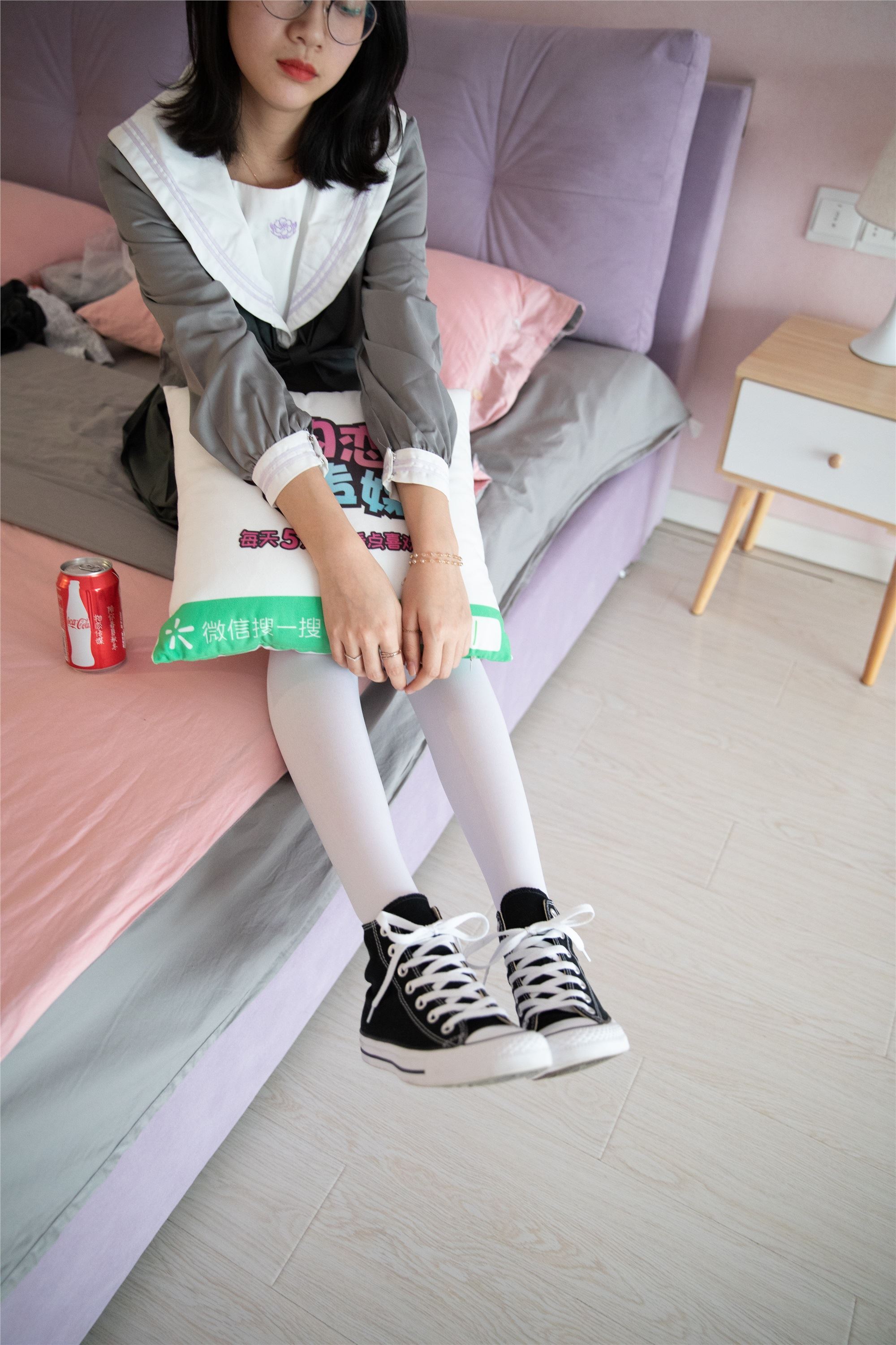 物恋传媒 No.112 落落-荷叶边加白色高筒袜，卡哇伊