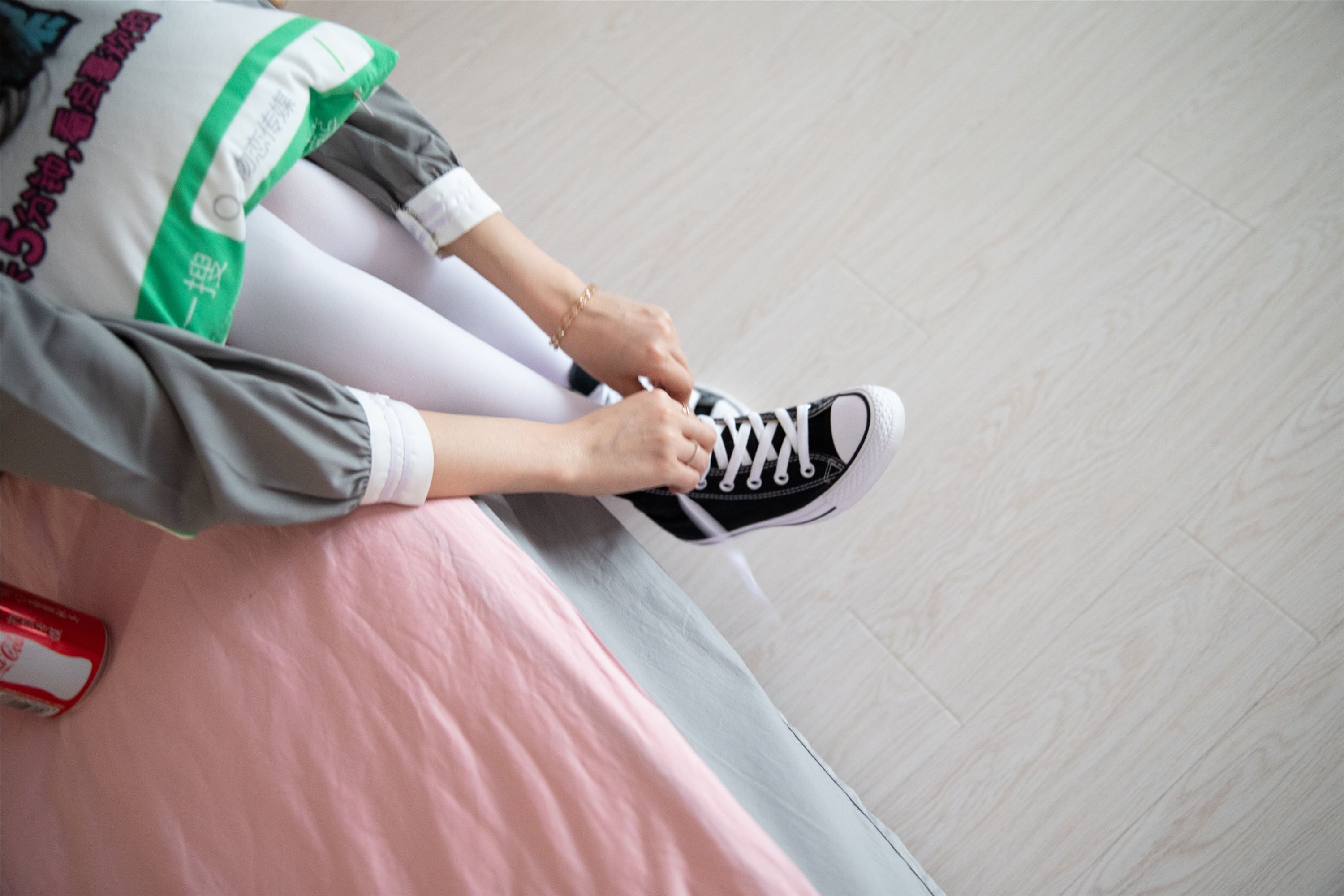 物恋传媒 No.112 落落-荷叶边加白色高筒袜，卡哇伊