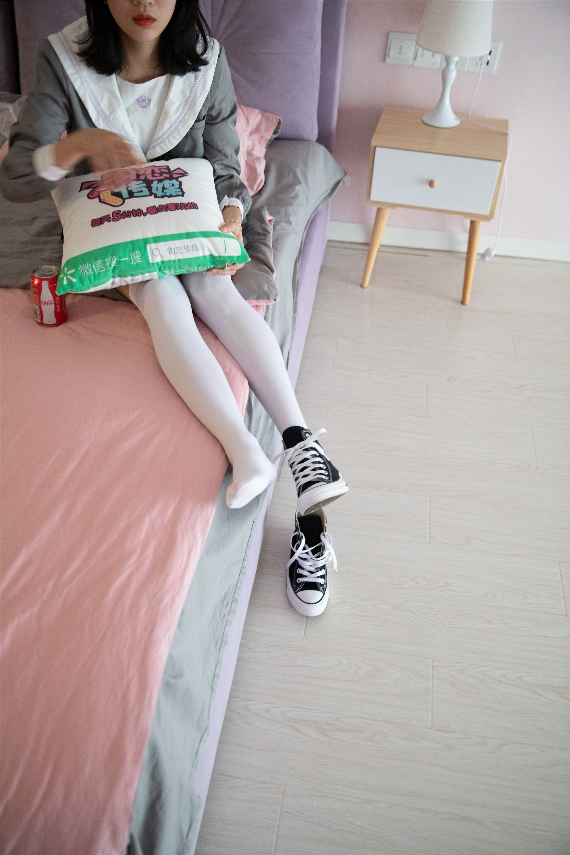物恋传媒 No.112 落落-荷叶边加白色高筒袜，卡哇伊