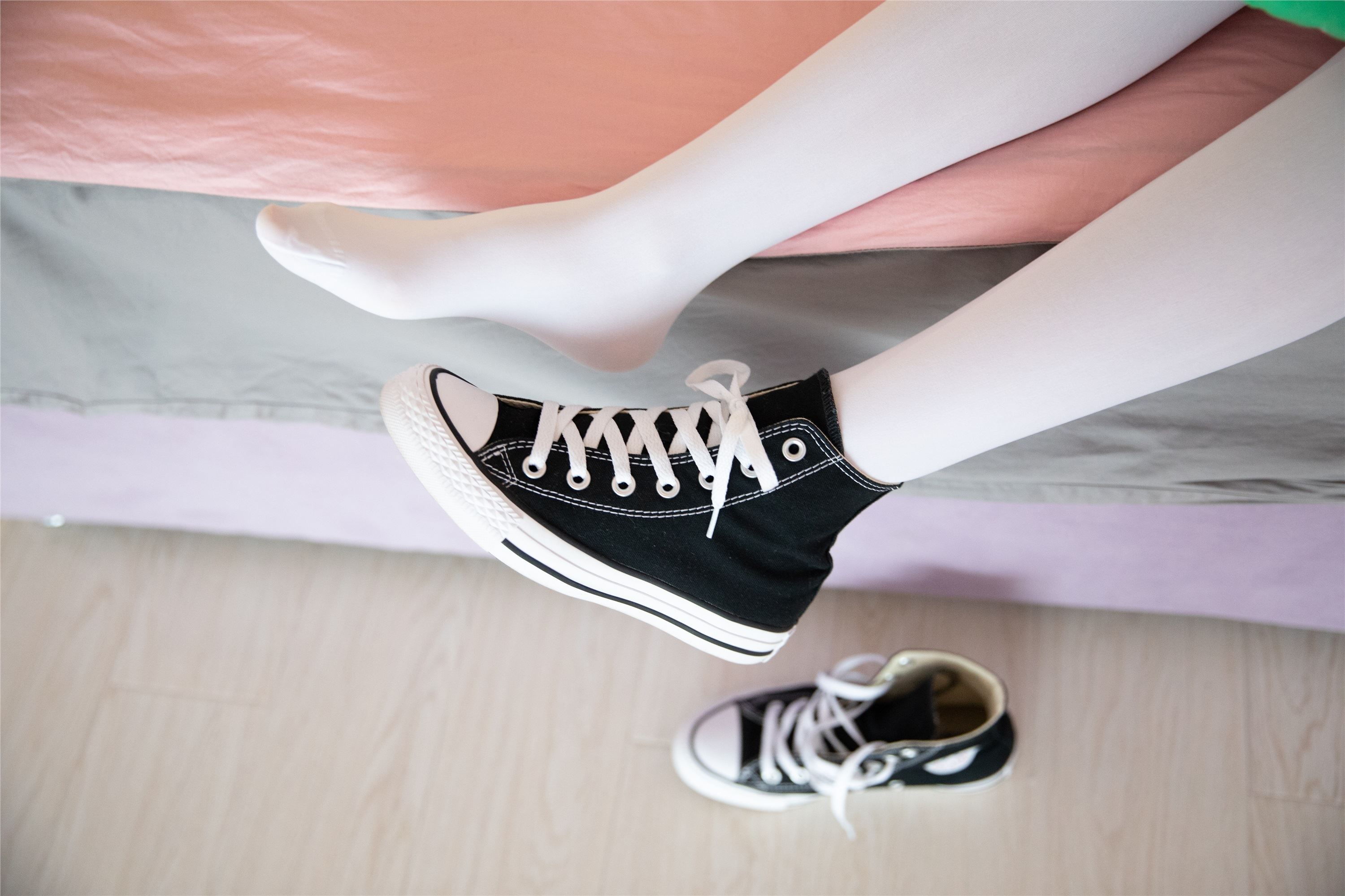 物恋传媒 No.112 落落-荷叶边加白色高筒袜，卡哇伊