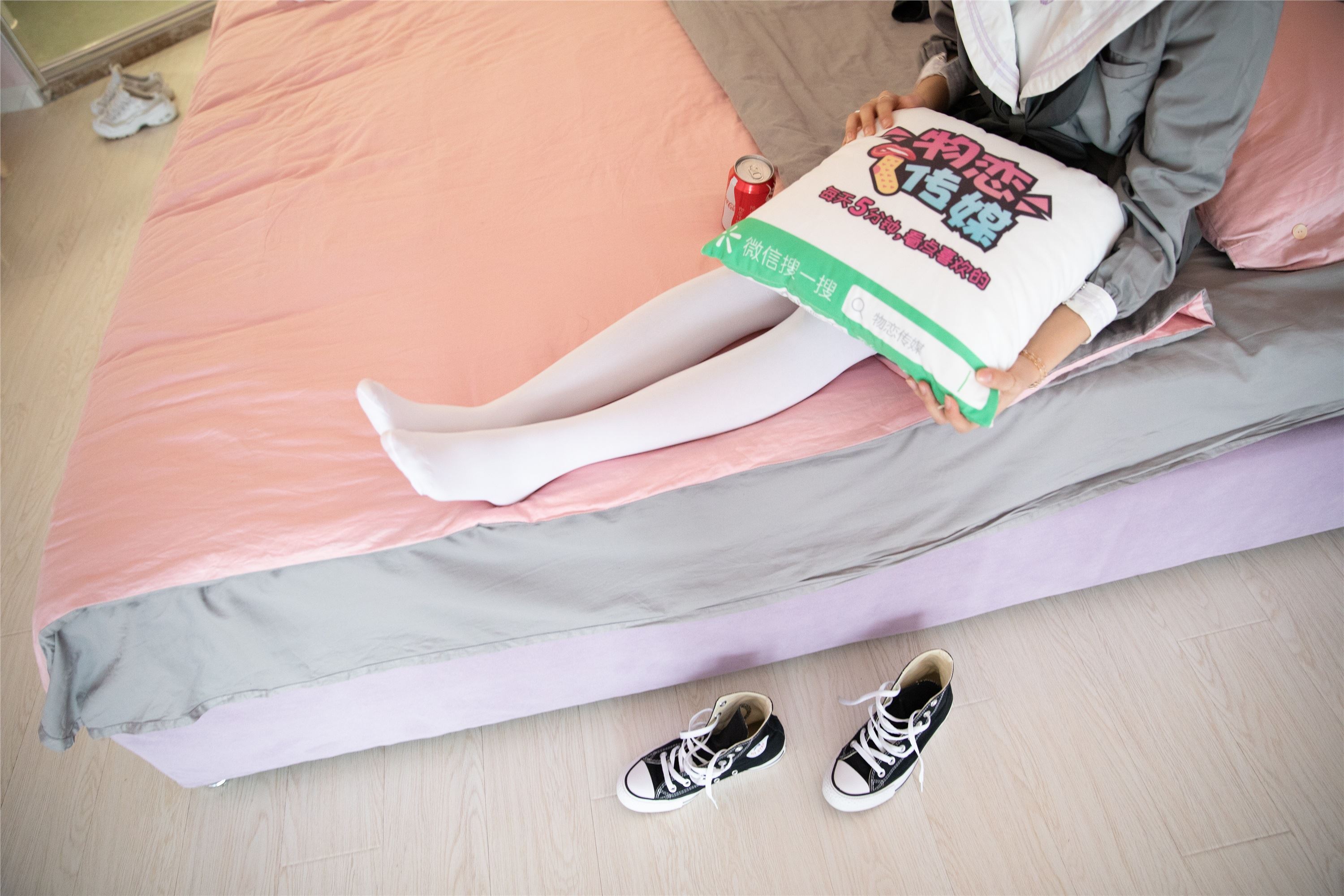 物恋传媒 No.112 落落-荷叶边加白色高筒袜，卡哇伊