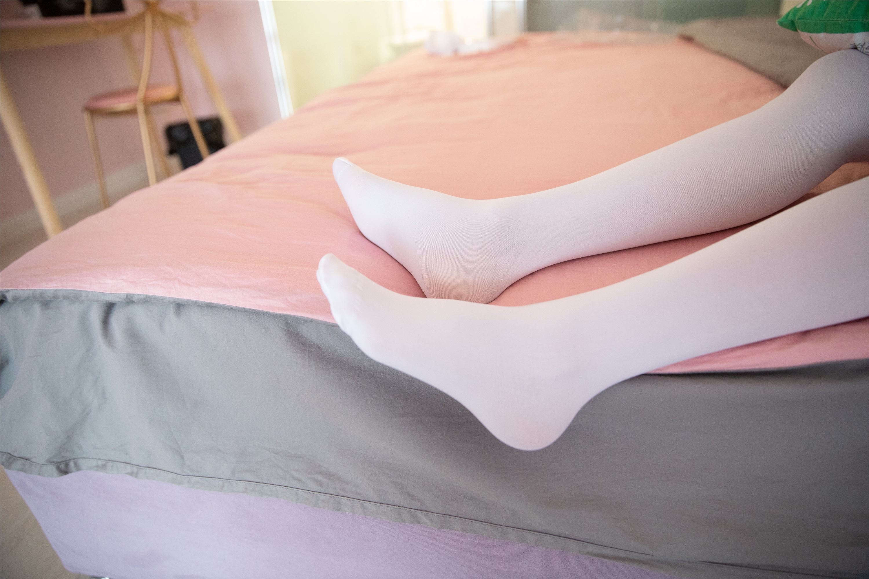 物恋传媒 No.112 落落-荷叶边加白色高筒袜，卡哇伊