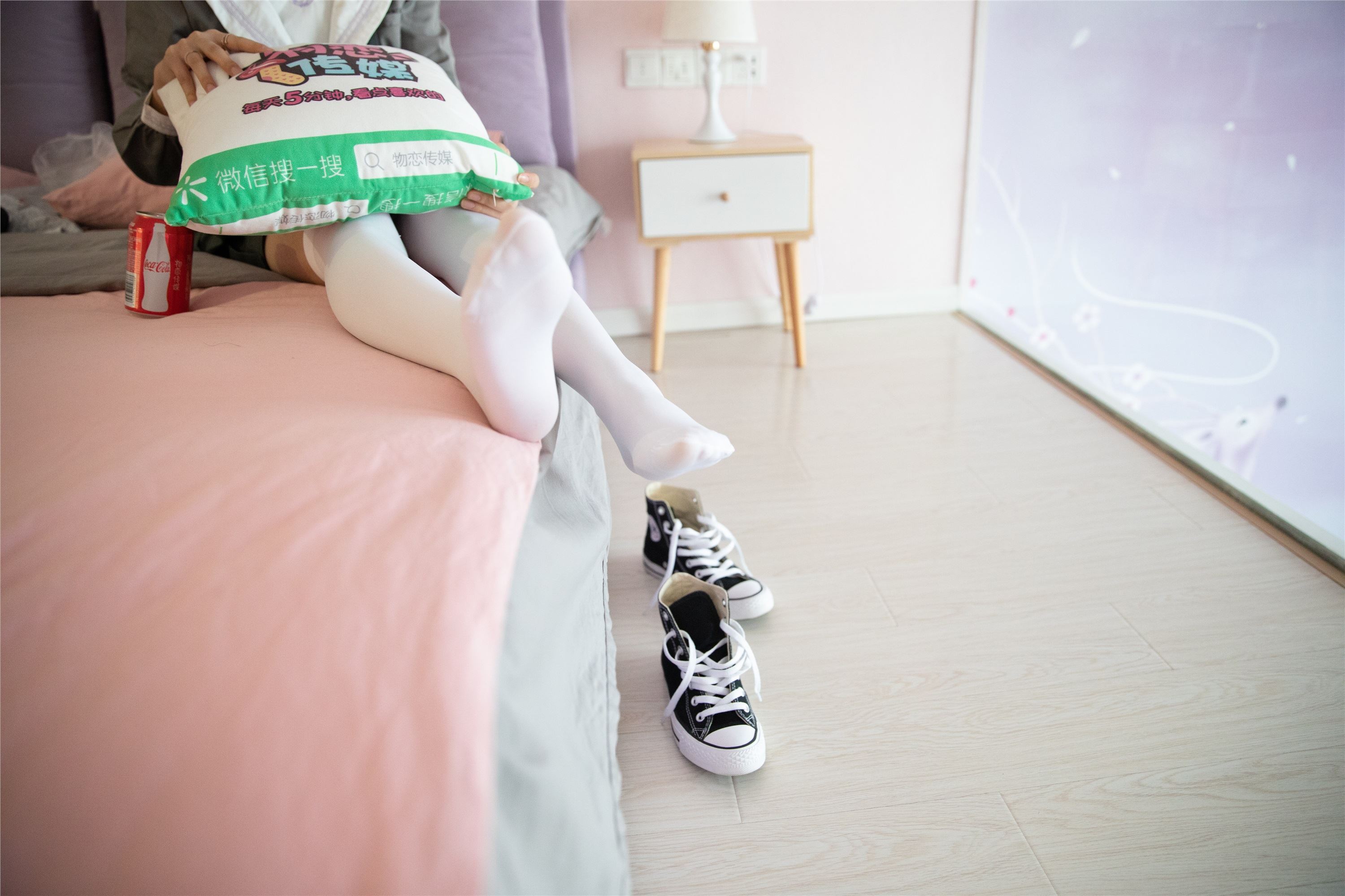 物恋传媒 No.112 落落-荷叶边加白色高筒袜，卡哇伊