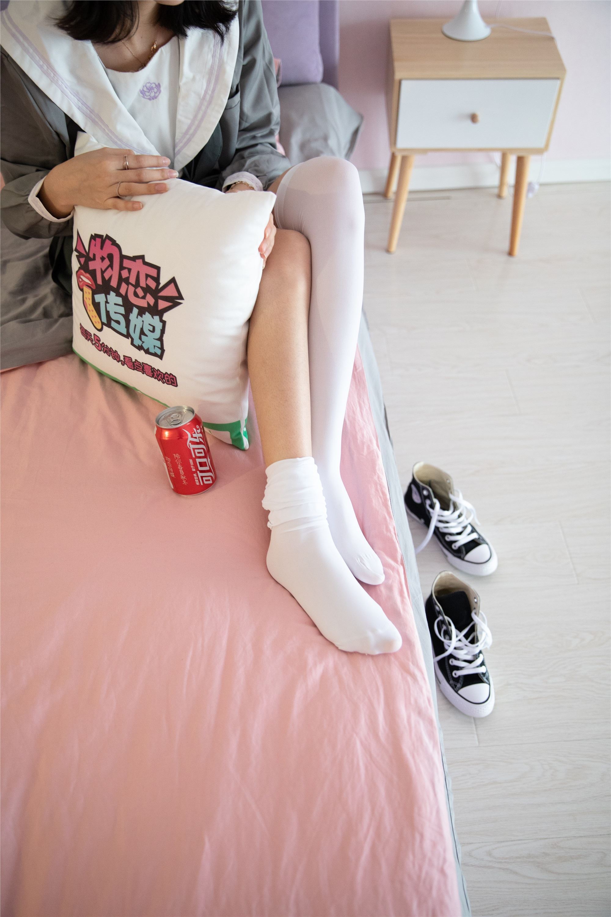 物恋传媒 No.112 落落-荷叶边加白色高筒袜，卡哇伊