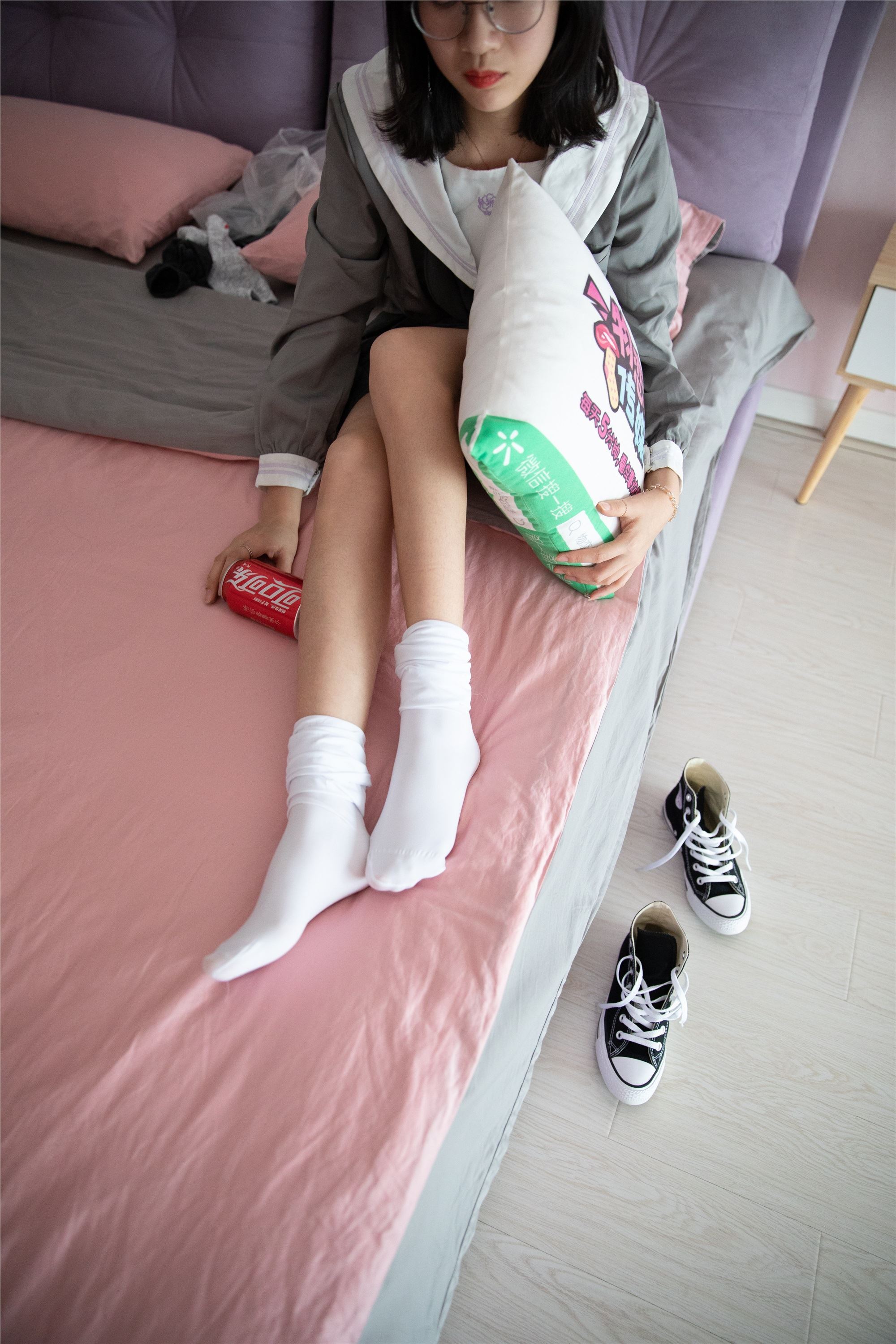 物恋传媒 No.112 落落-荷叶边加白色高筒袜，卡哇伊