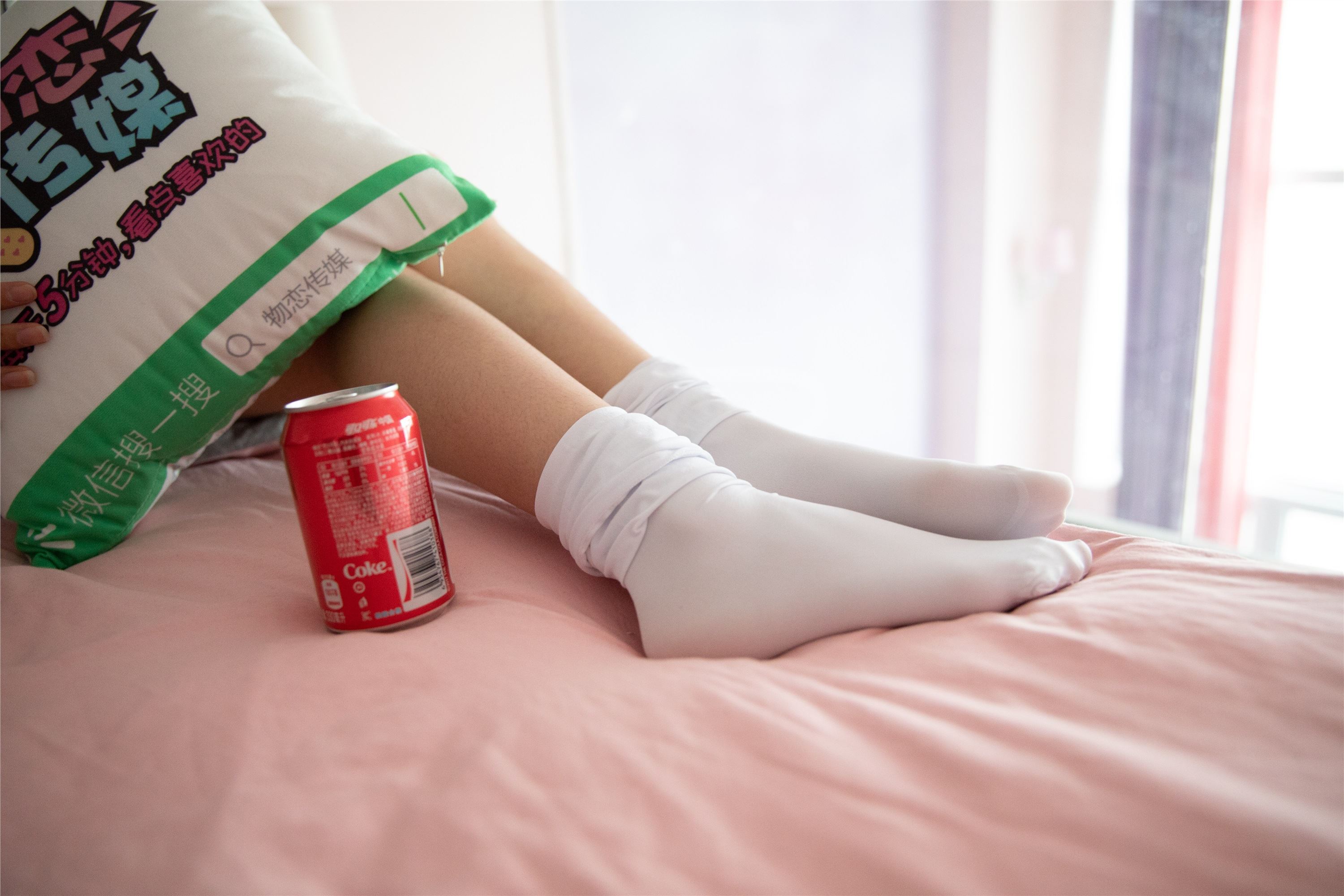 物恋传媒 No.112 落落-荷叶边加白色高筒袜，卡哇伊