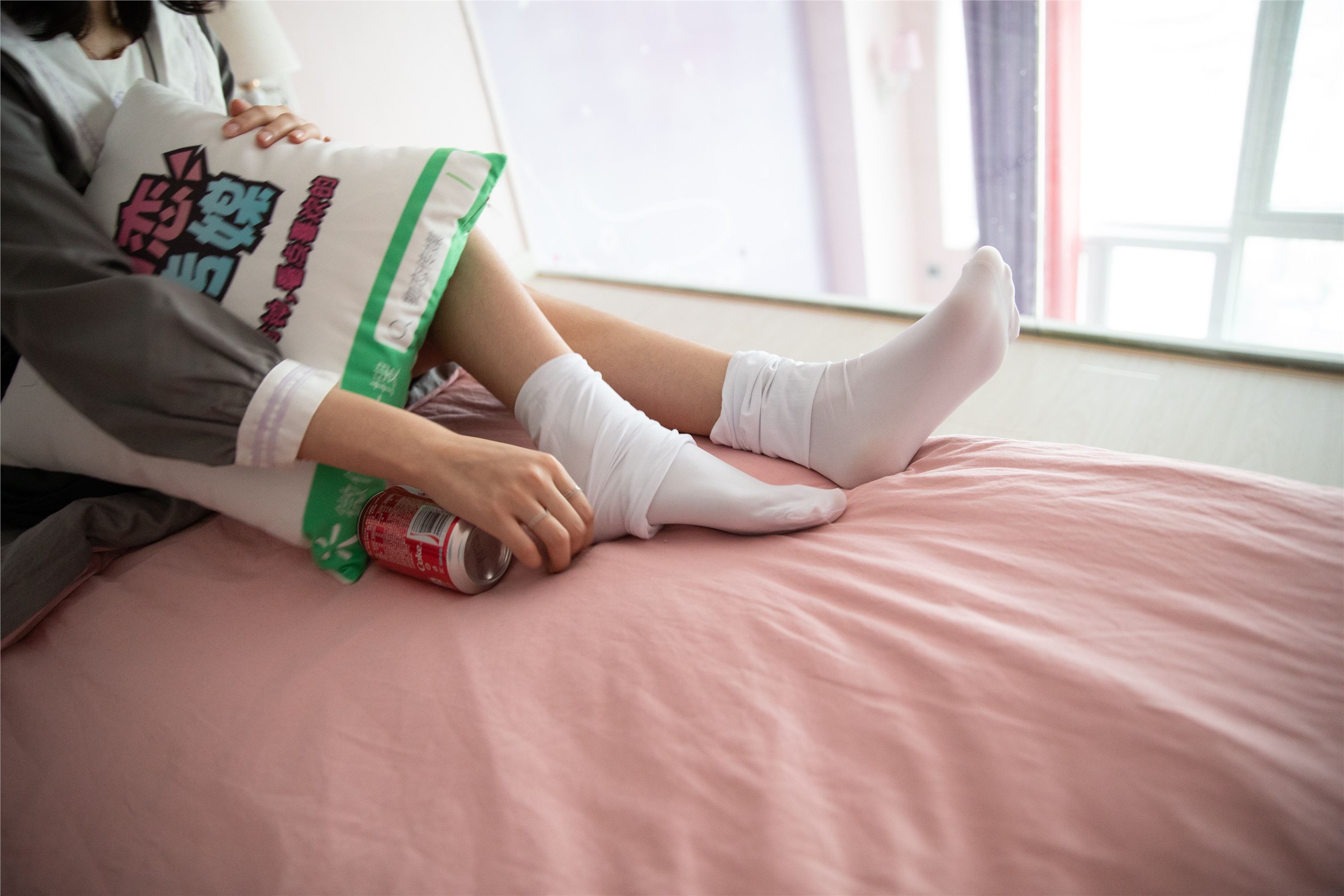 物恋传媒 No.112 落落-荷叶边加白色高筒袜，卡哇伊