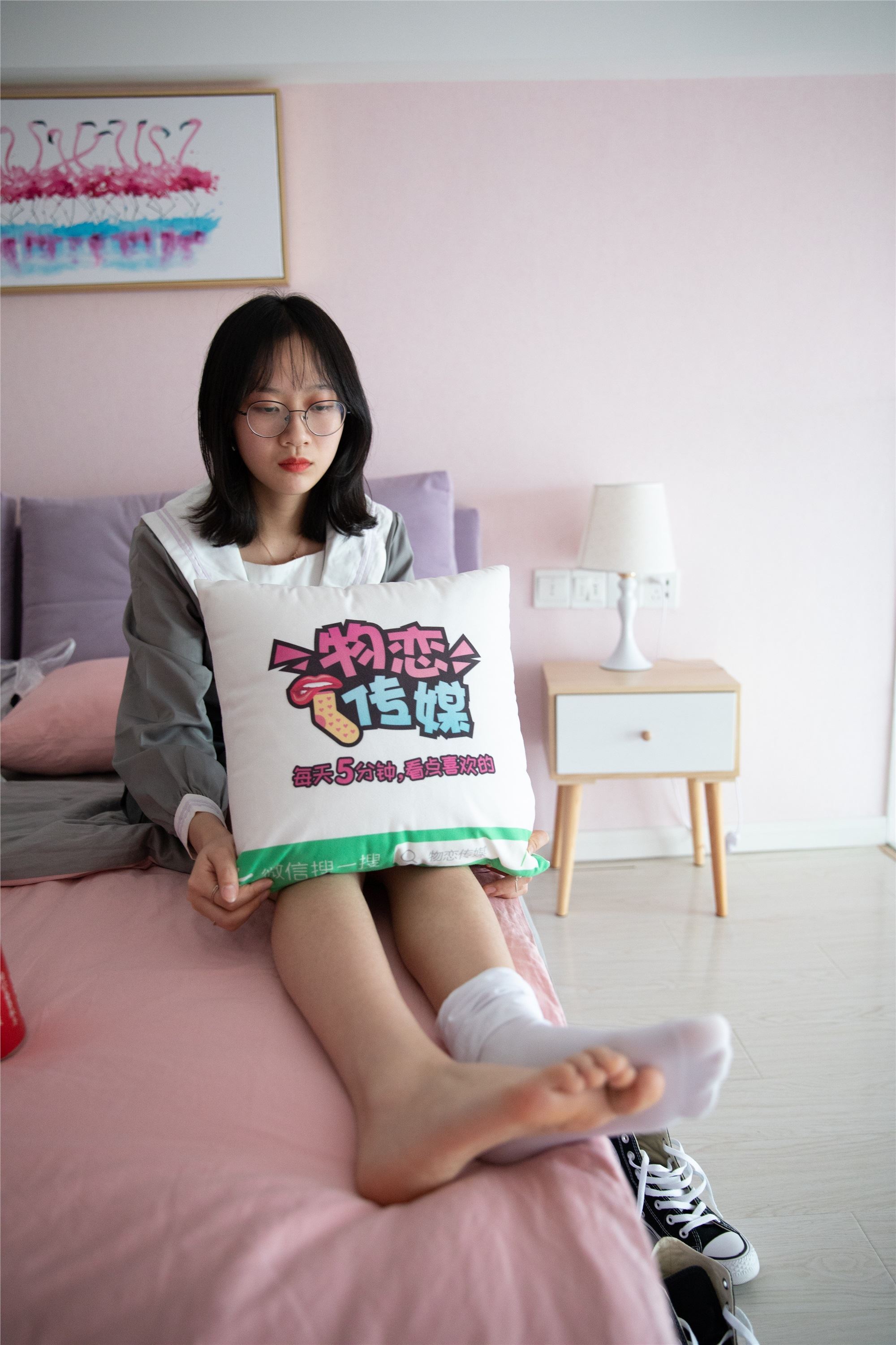 物恋传媒 No.112 落落-荷叶边加白色高筒袜，卡哇伊