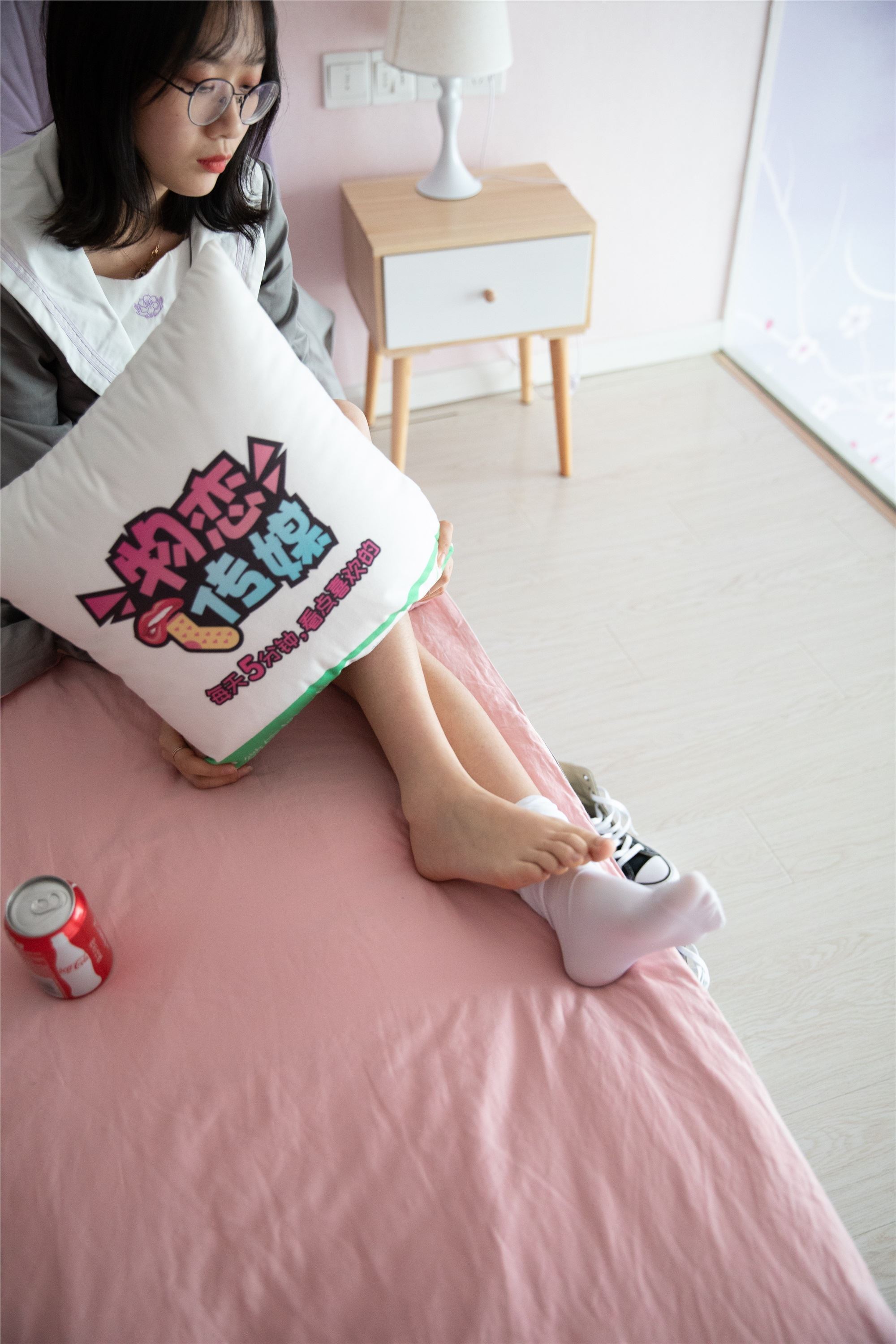 物恋传媒 No.112 落落-荷叶边加白色高筒袜，卡哇伊