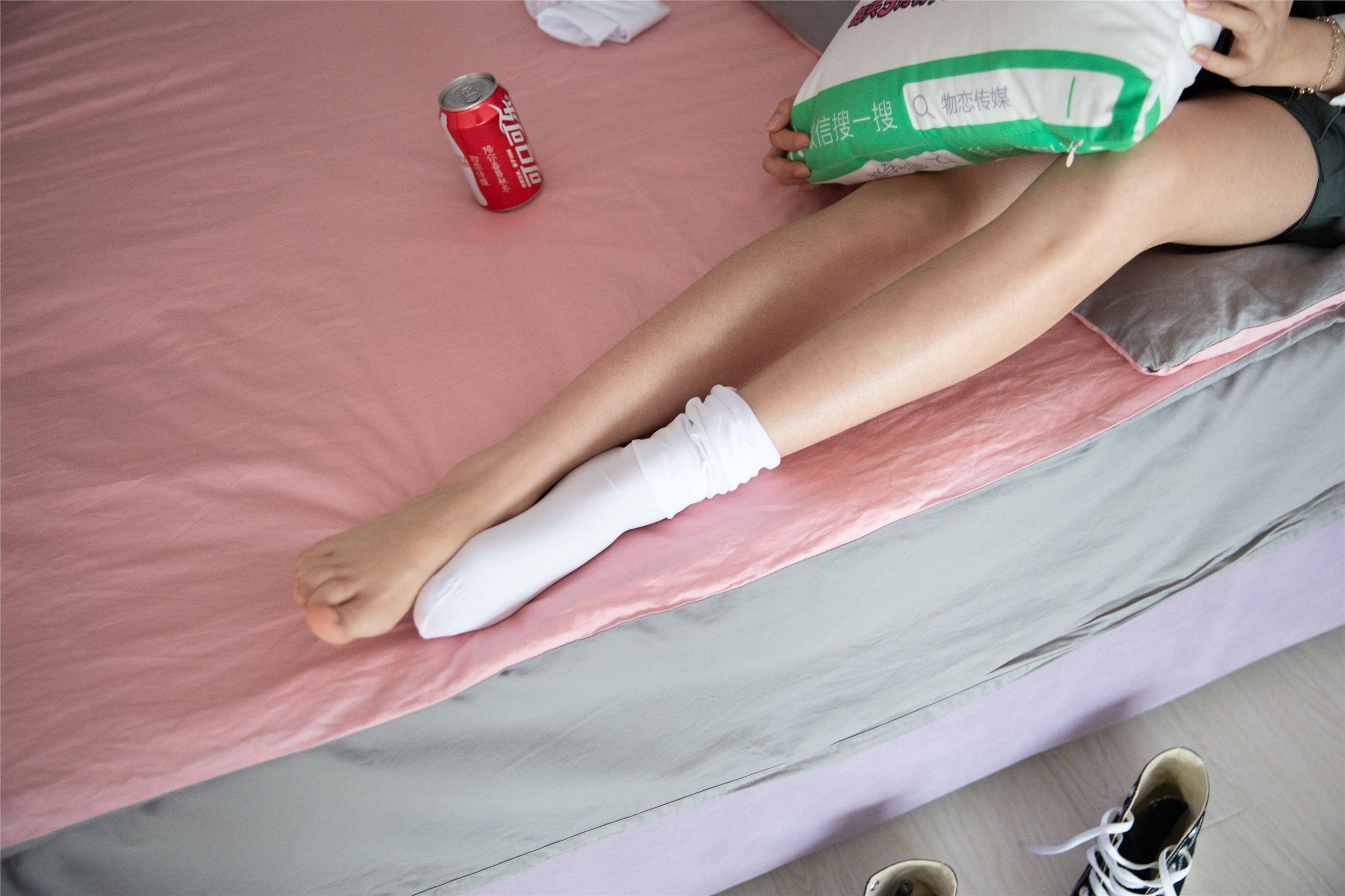 物恋传媒 No.112 落落-荷叶边加白色高筒袜，卡哇伊