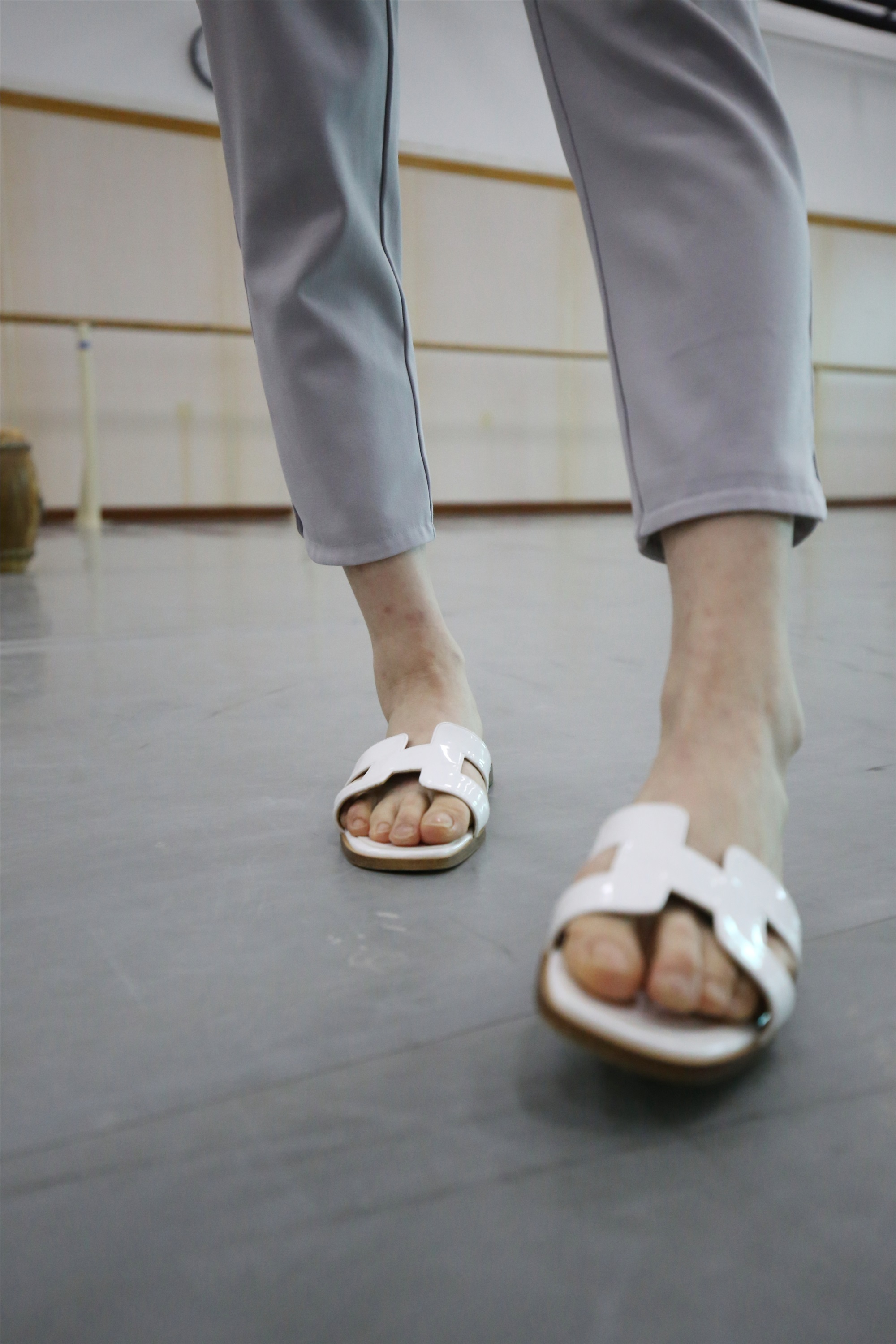 大西瓜美女图片 Z1 休闲裤少女180p