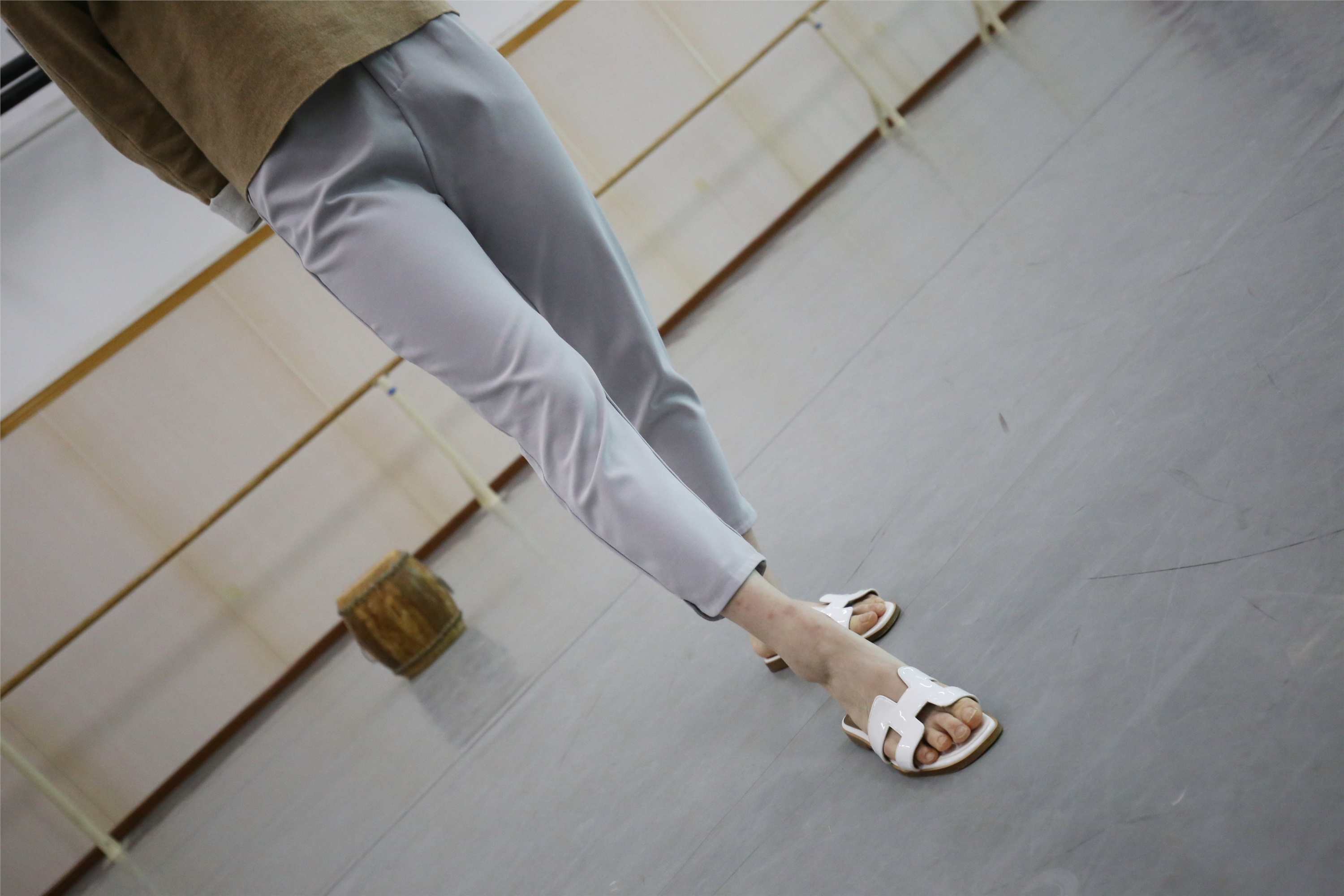 大西瓜美女图片 Z1 休闲裤少女180p