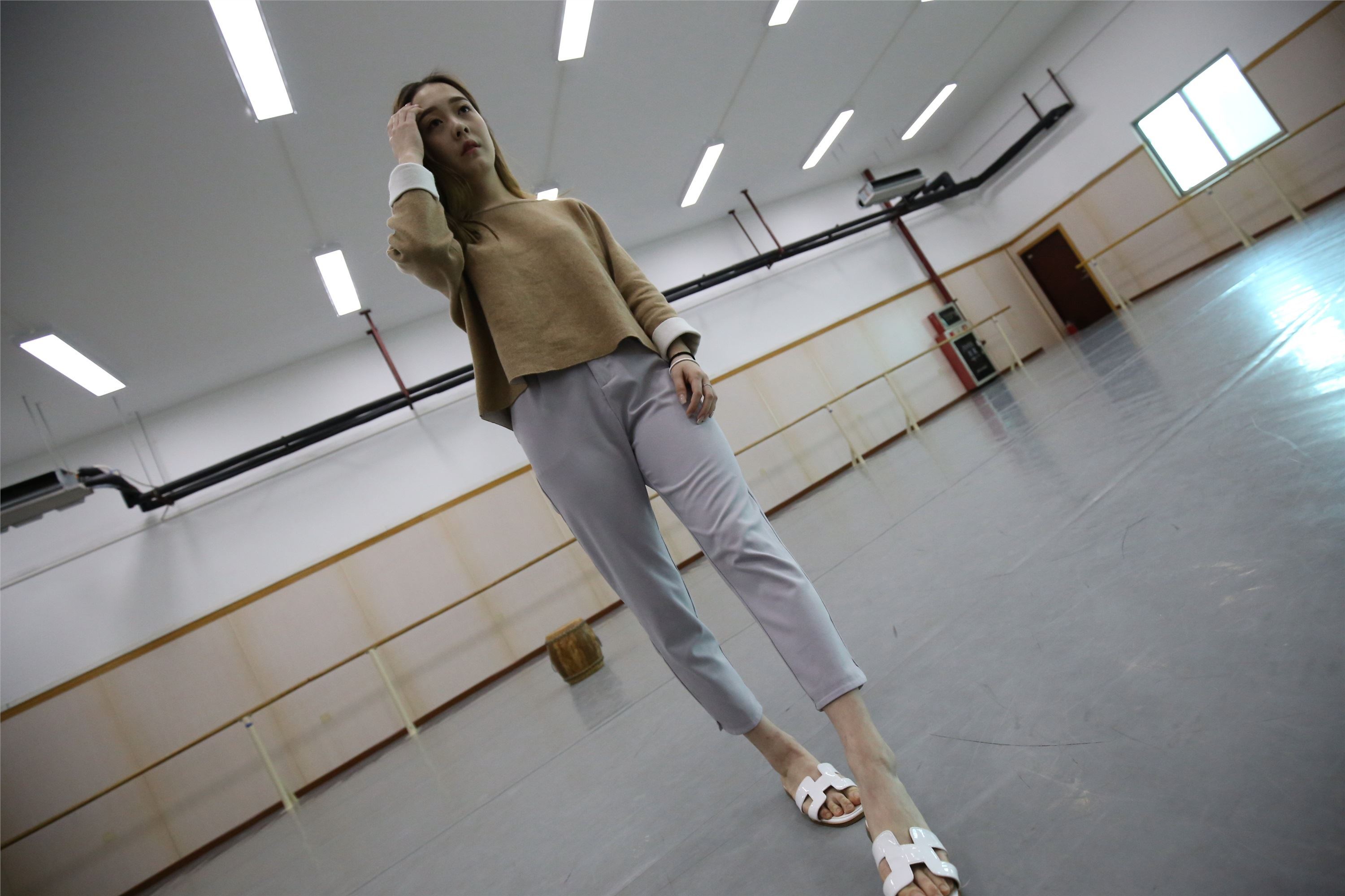 大西瓜美女图片 Z1 休闲裤少女180p