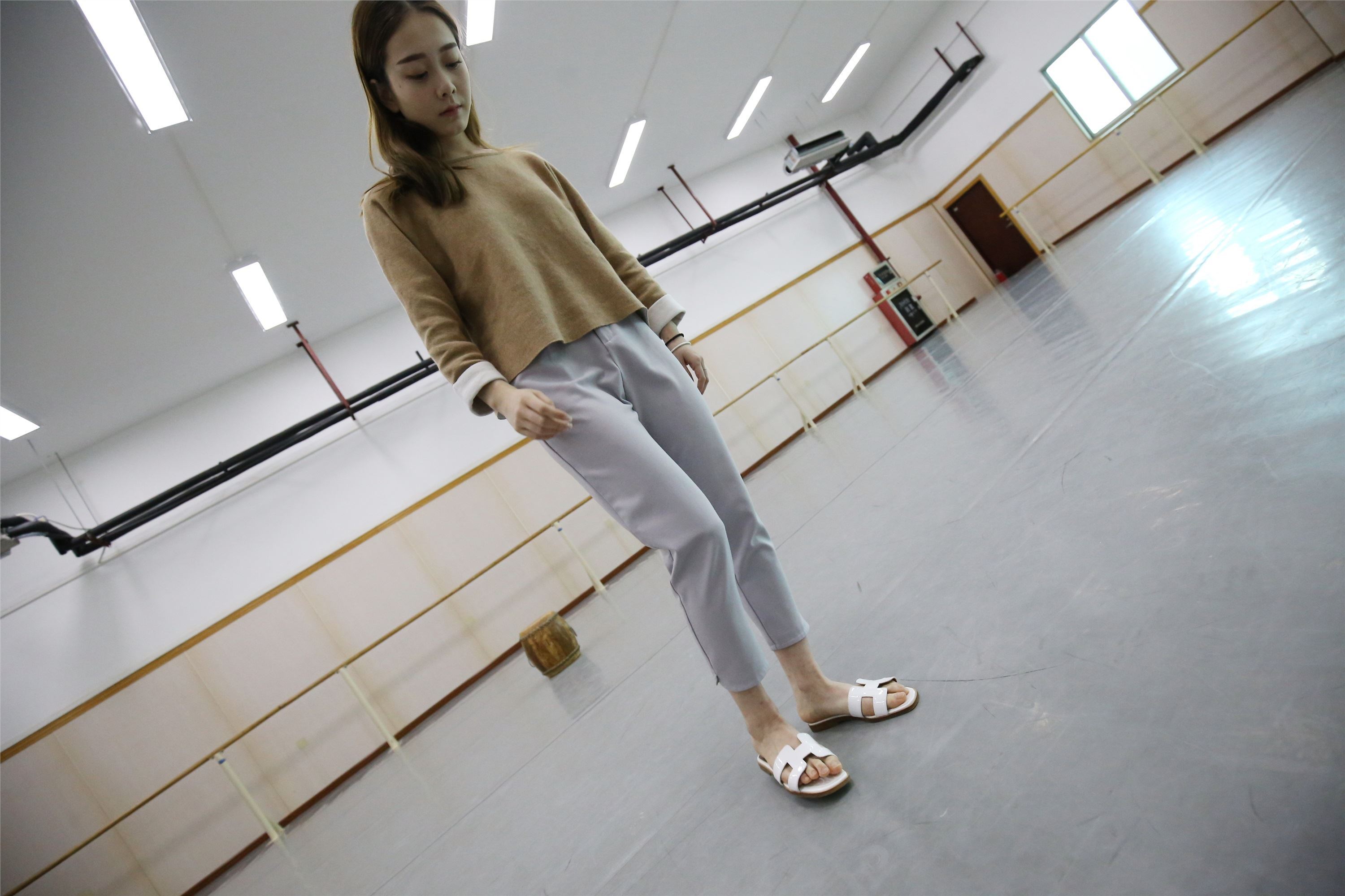 大西瓜美女图片 Z1 休闲裤少女180p