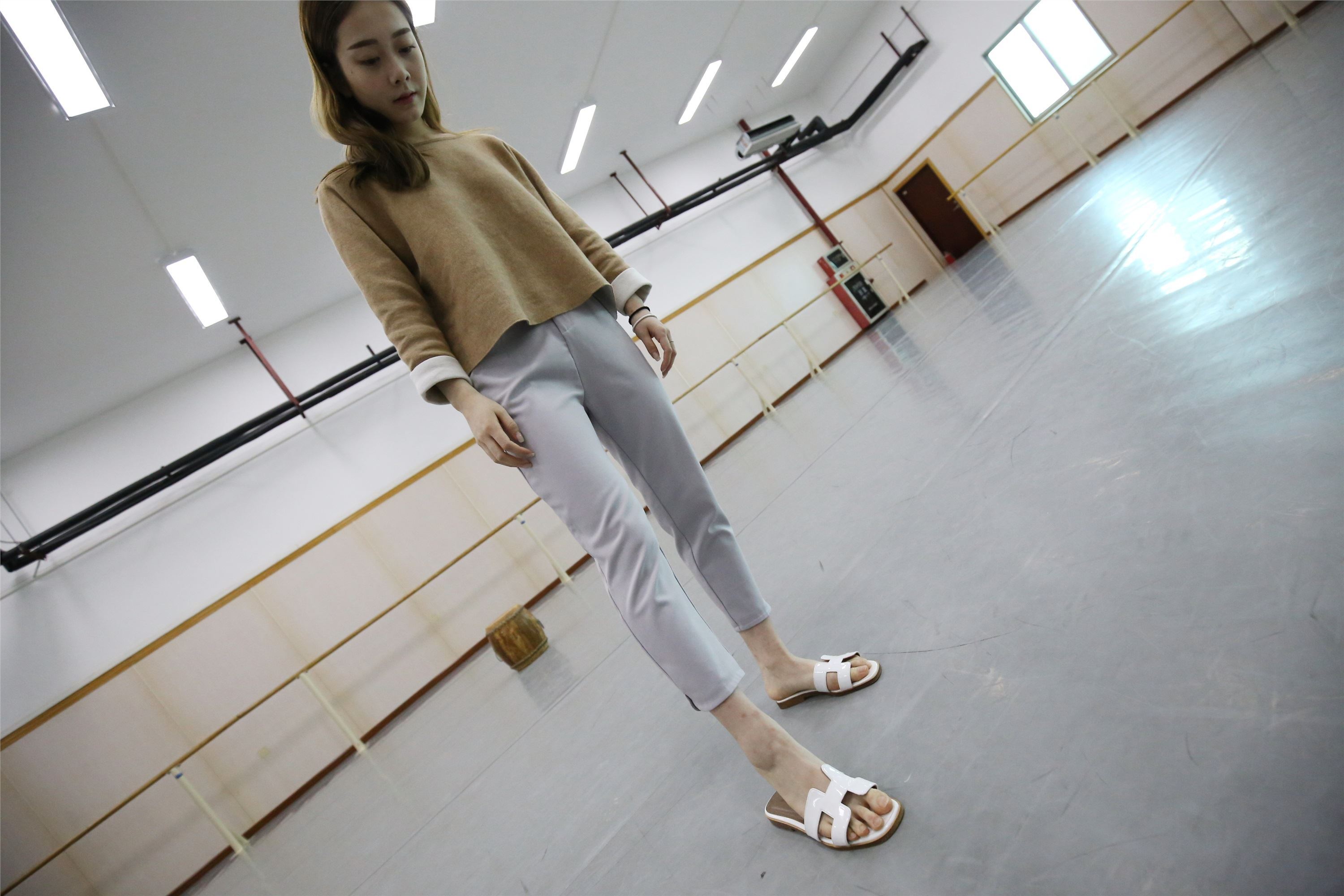 大西瓜美女图片 Z1 休闲裤少女180p