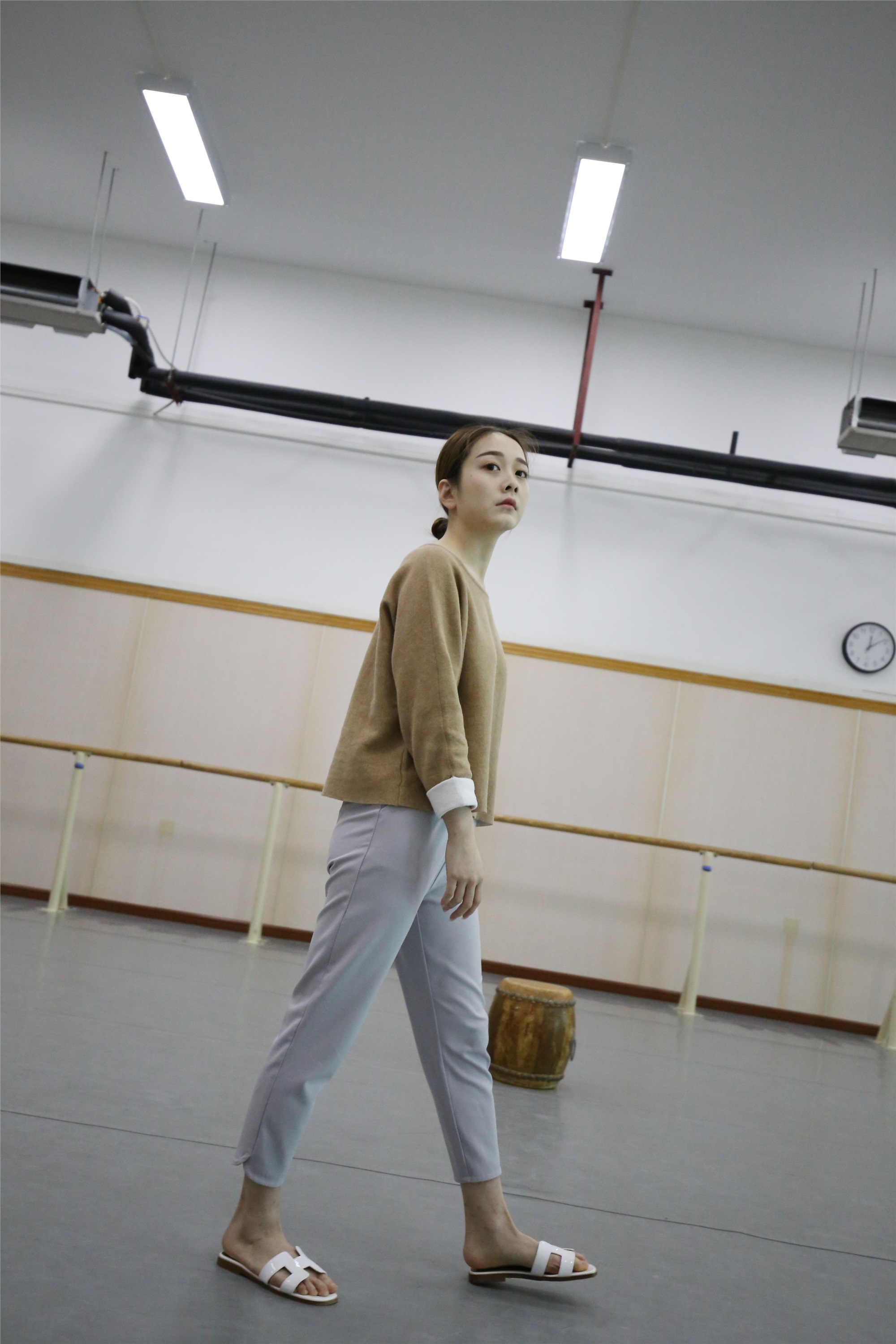 大西瓜美女图片 Z1 休闲裤少女180p