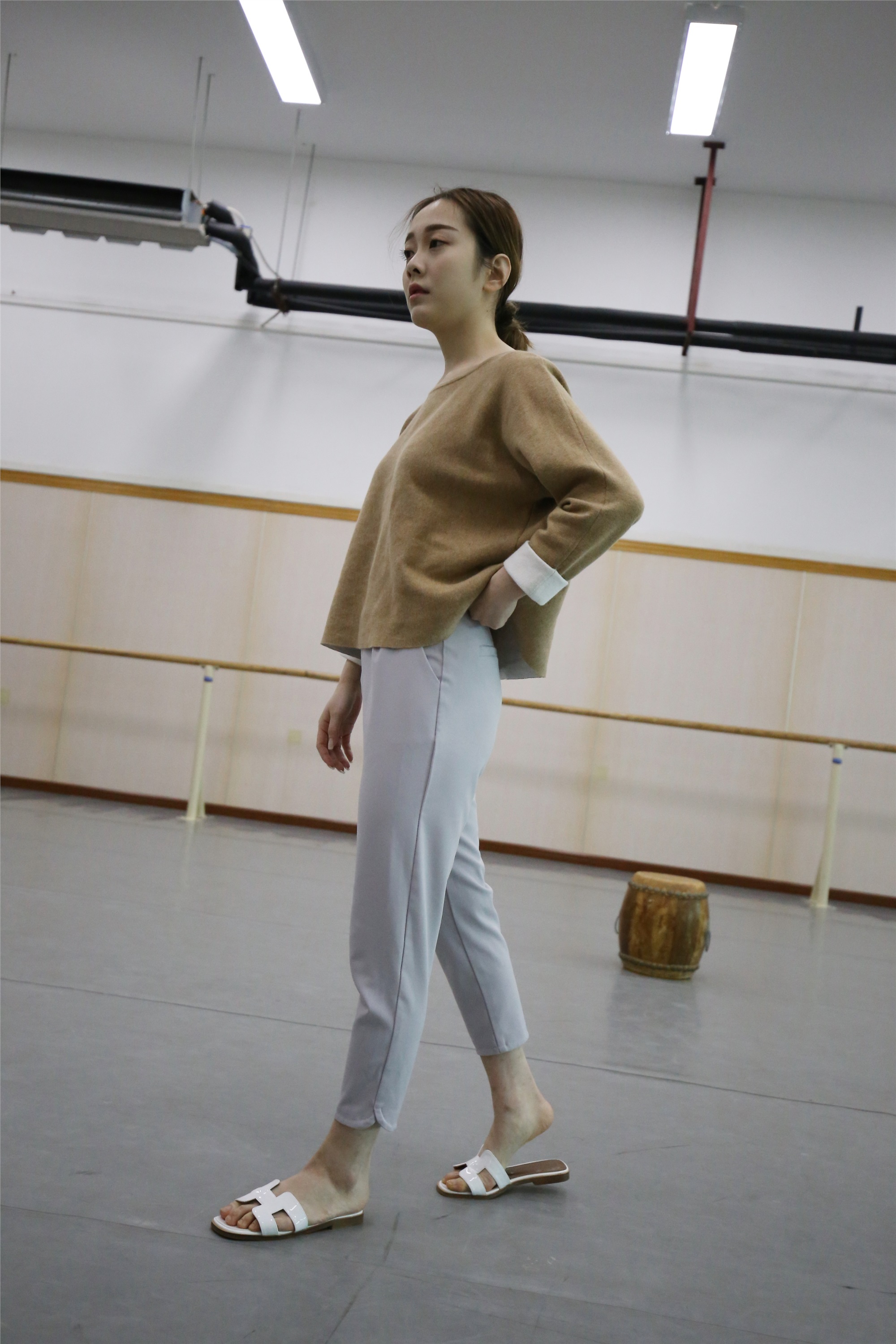 大西瓜美女图片 Z1 休闲裤少女180p