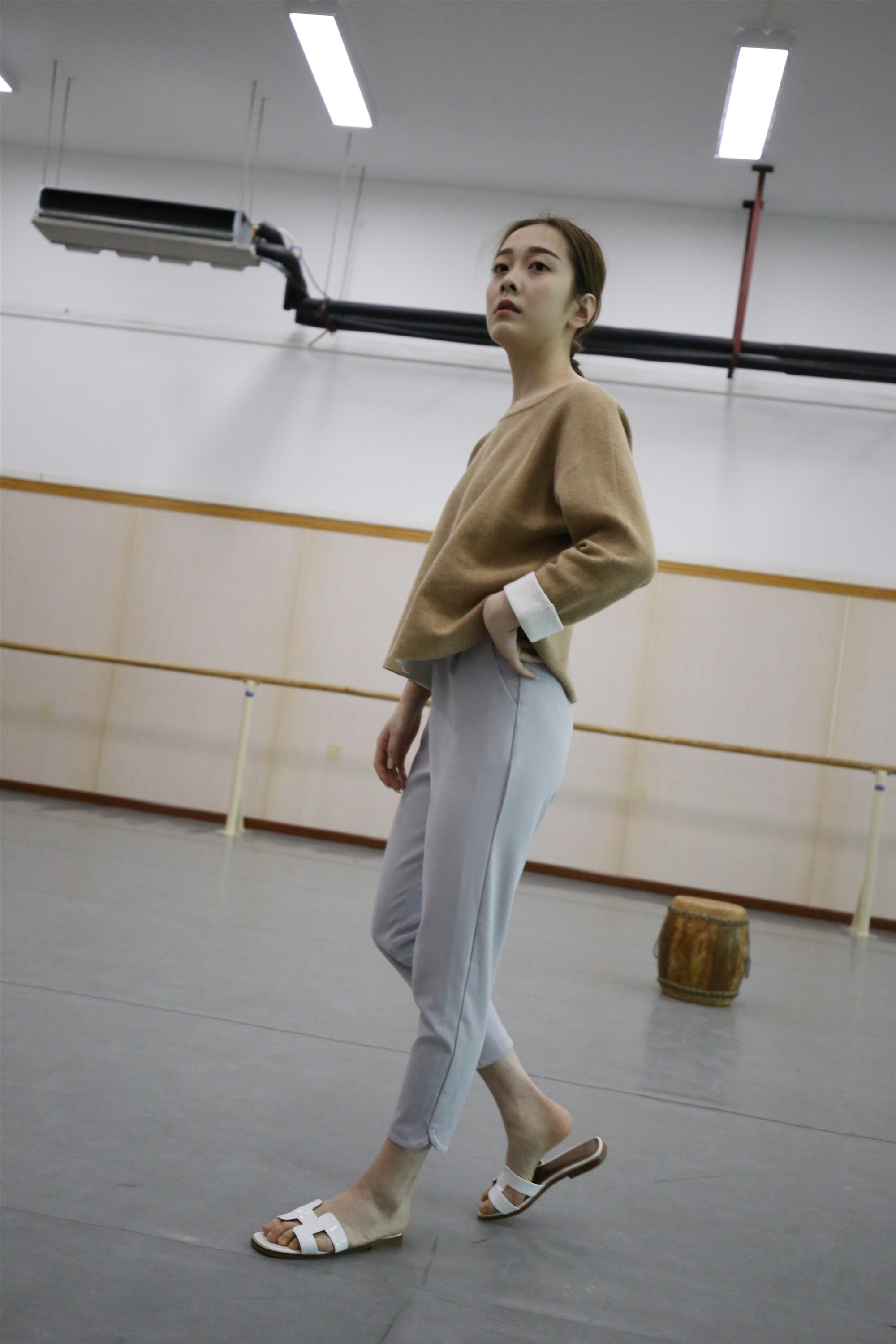 大西瓜美女图片 Z1 休闲裤少女180p