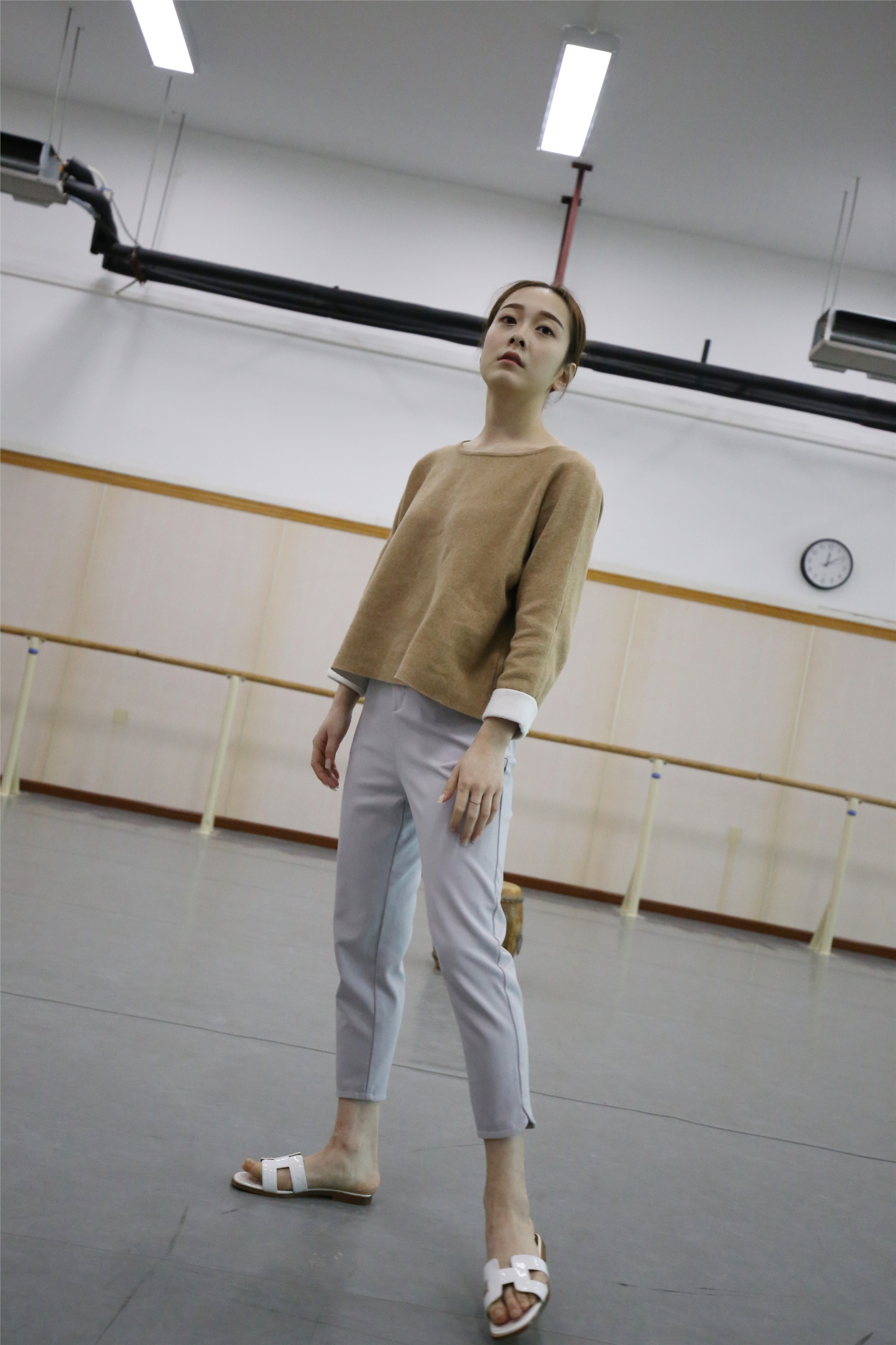 大西瓜美女图片 Z1 休闲裤少女180p