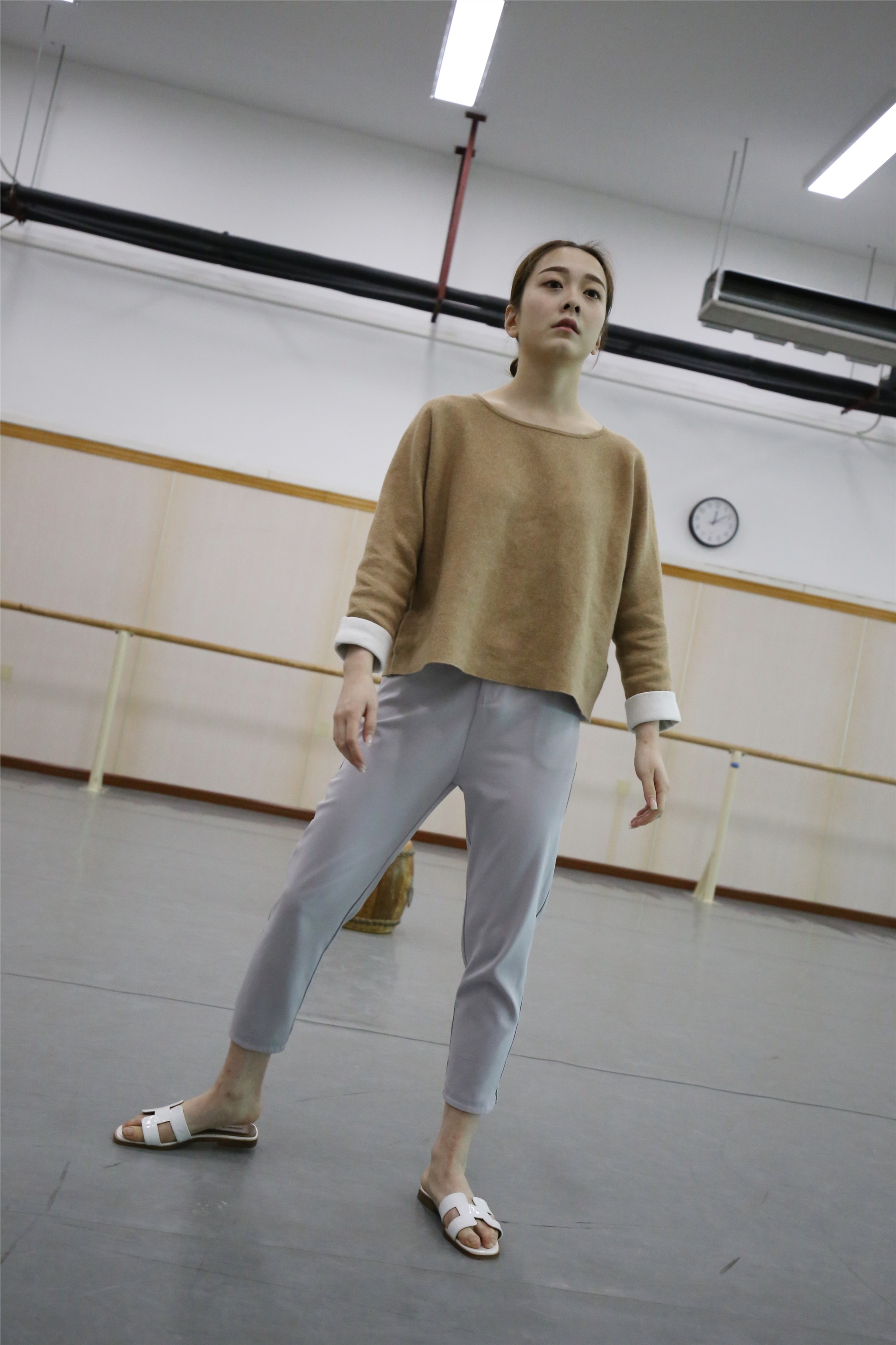 大西瓜美女图片 Z1 休闲裤少女180p