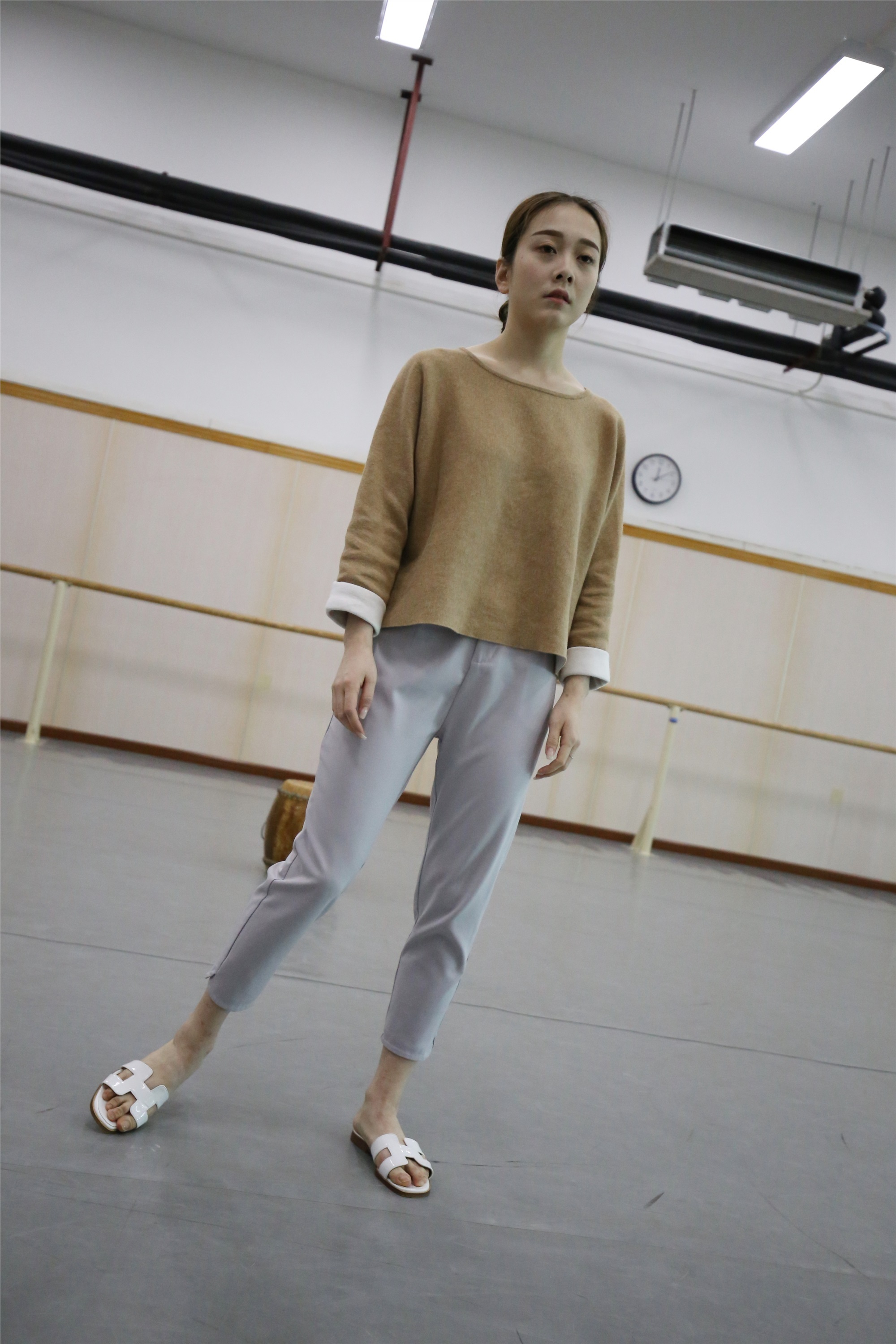 大西瓜美女图片 Z1 休闲裤少女180p