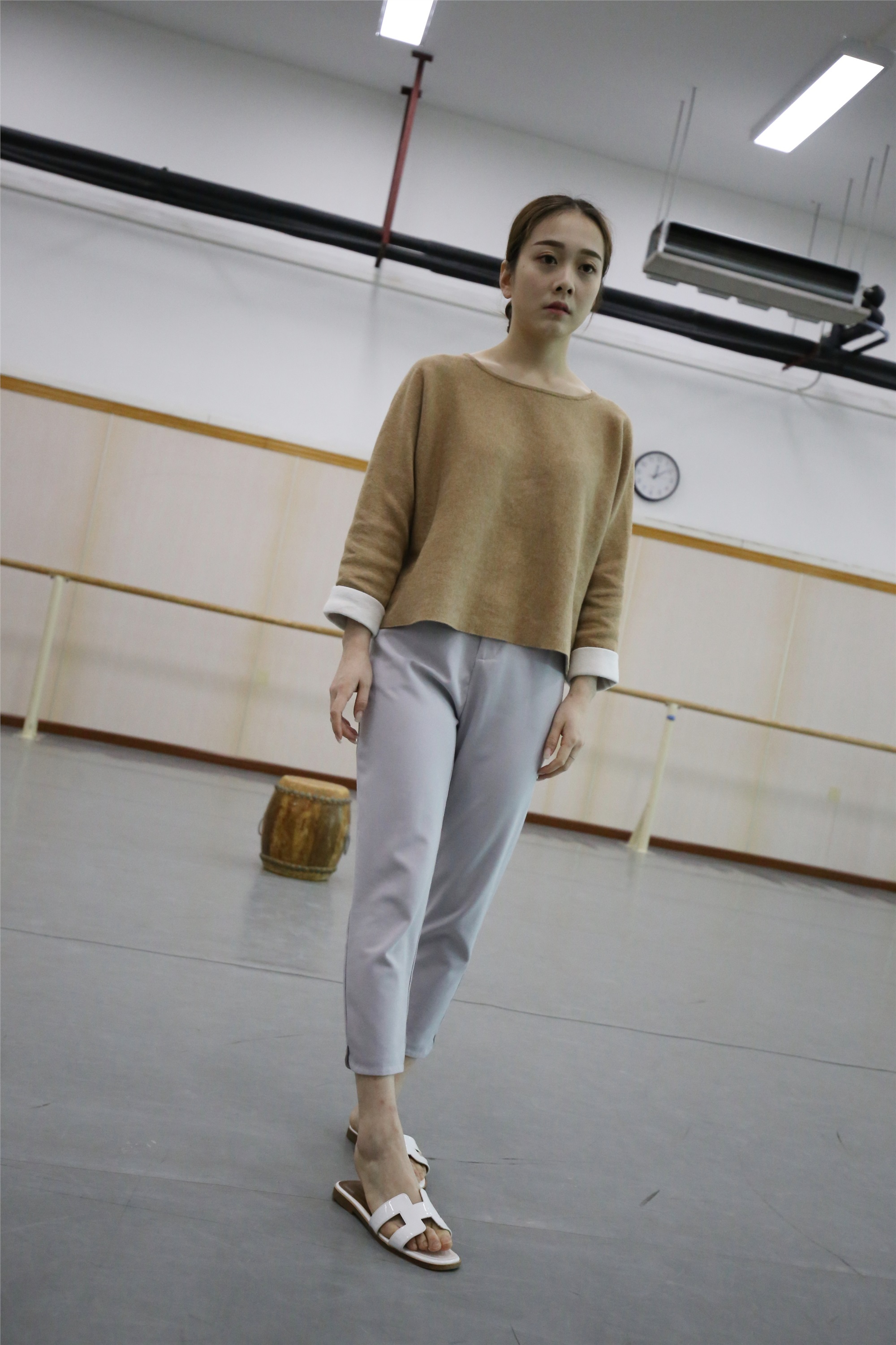 大西瓜美女图片 Z1 休闲裤少女180p