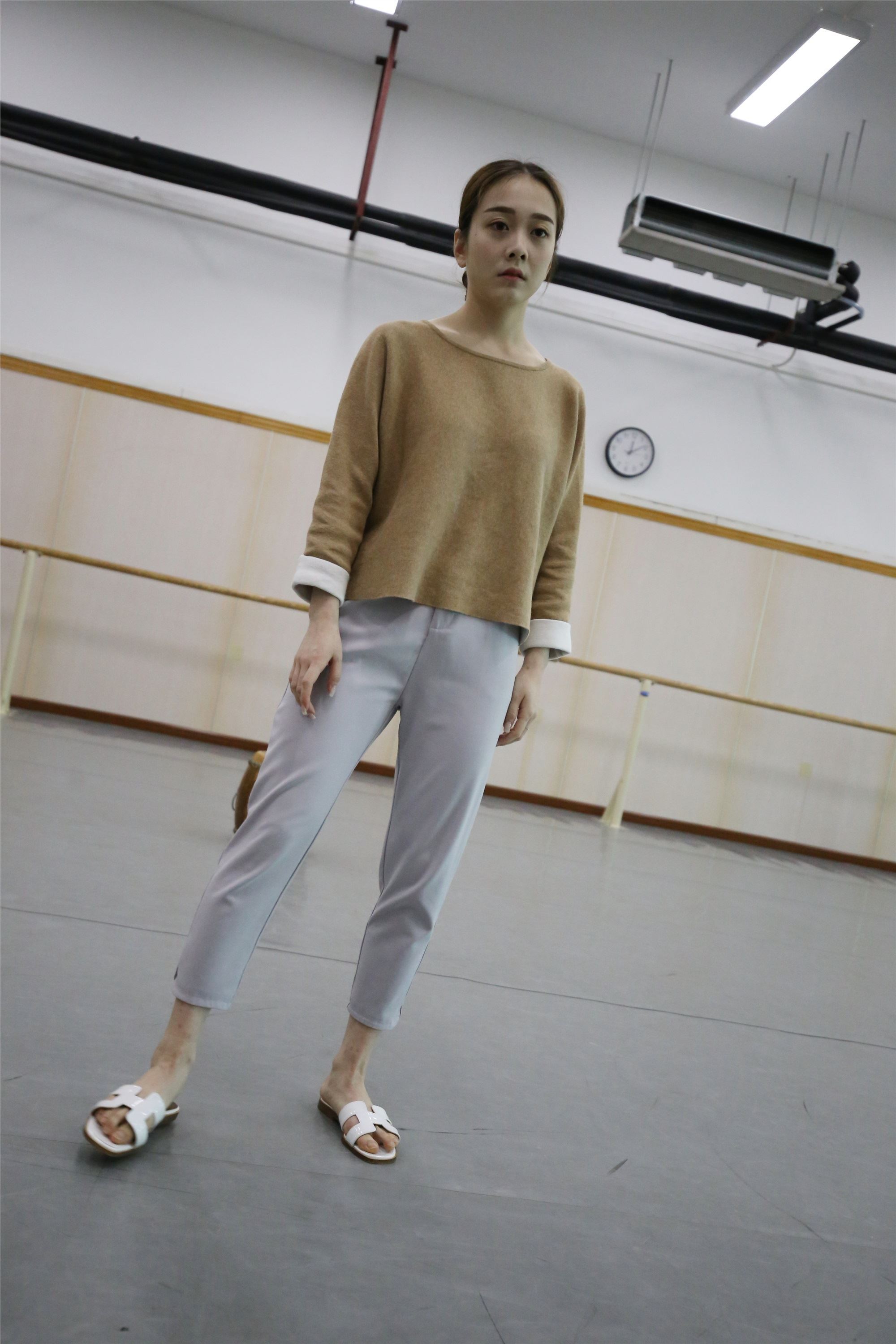 大西瓜美女图片 Z1 休闲裤少女180p