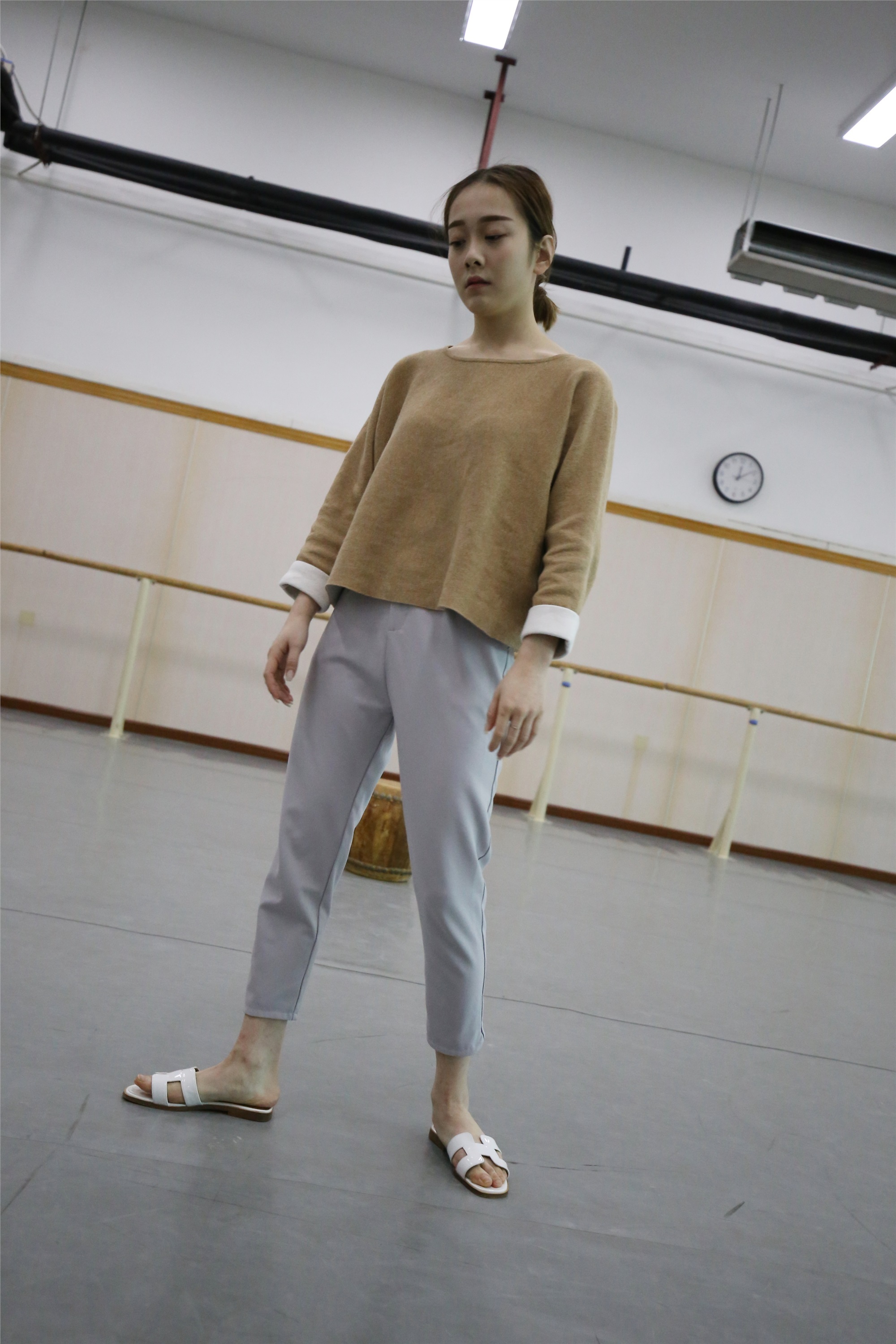 大西瓜美女图片 Z1 休闲裤少女180p