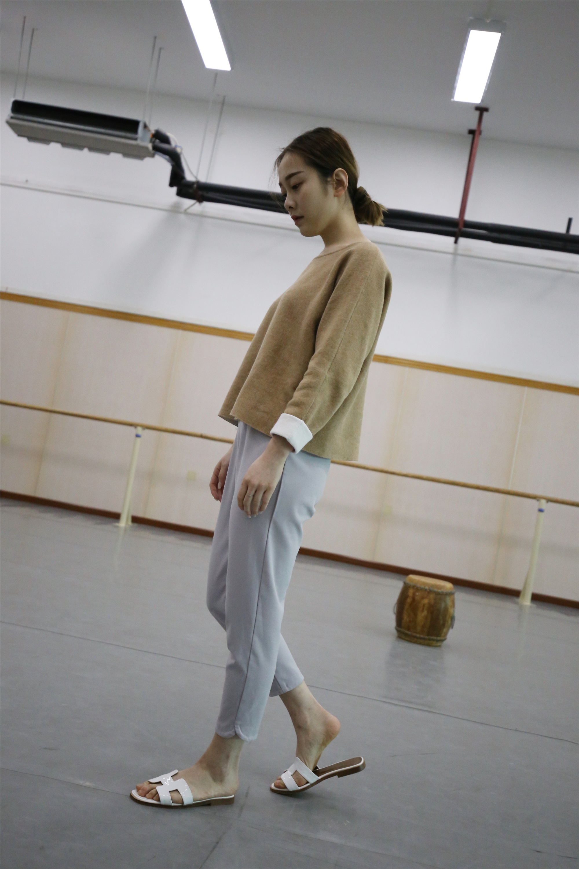 大西瓜美女图片 Z1 休闲裤少女180p