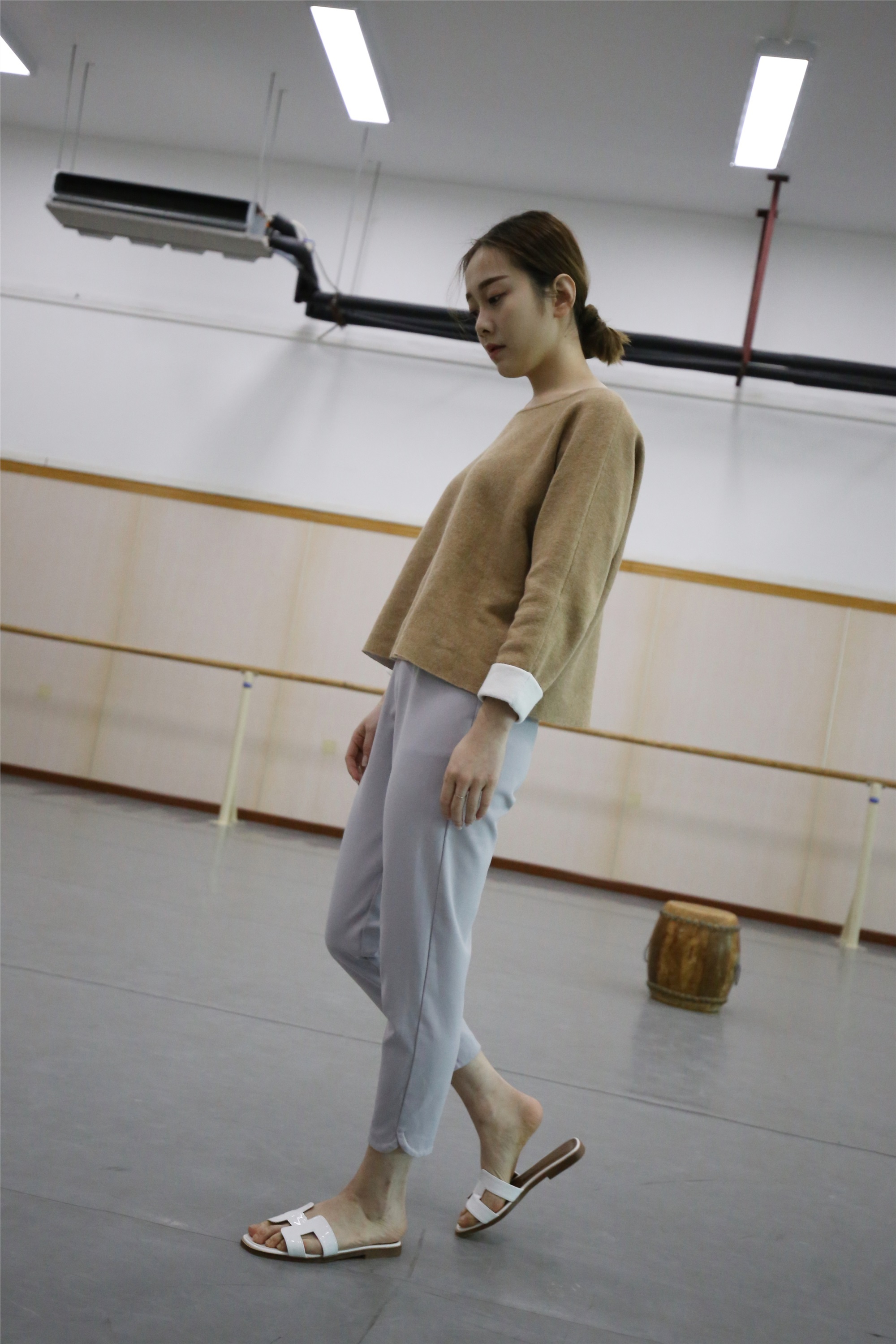 大西瓜美女图片 Z1 休闲裤少女180p