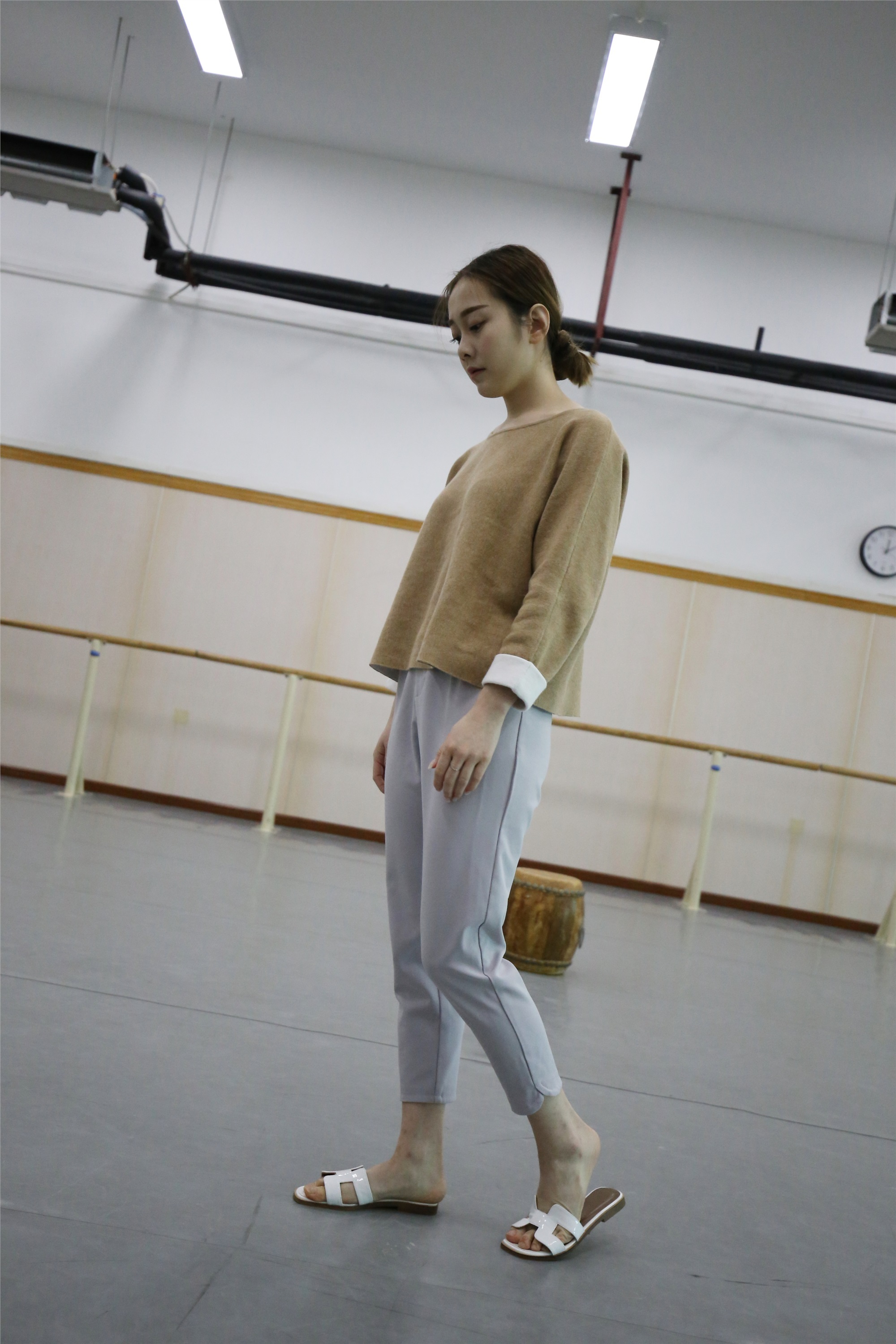 大西瓜美女图片 Z1 休闲裤少女180p