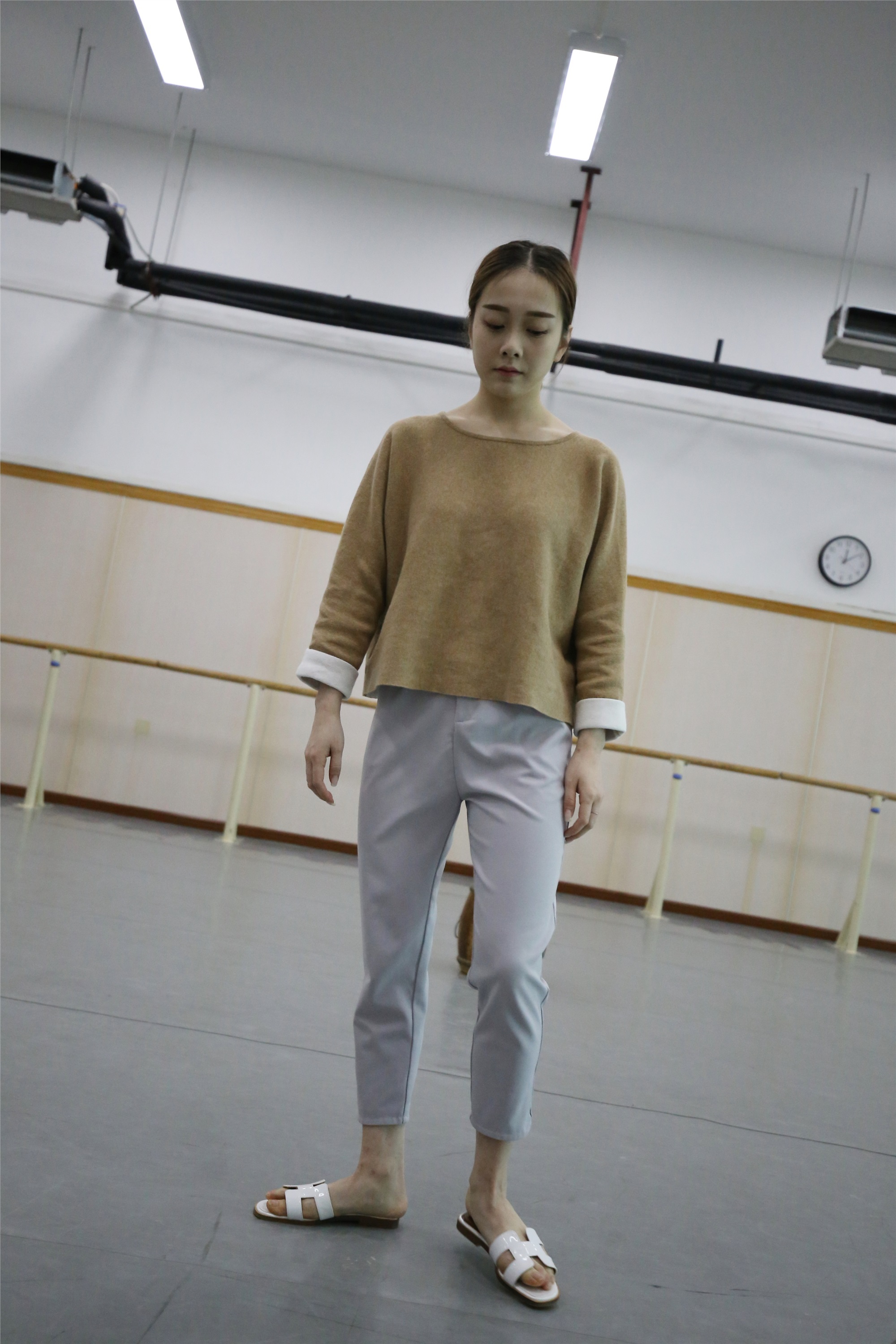 大西瓜美女图片 Z1 休闲裤少女180p