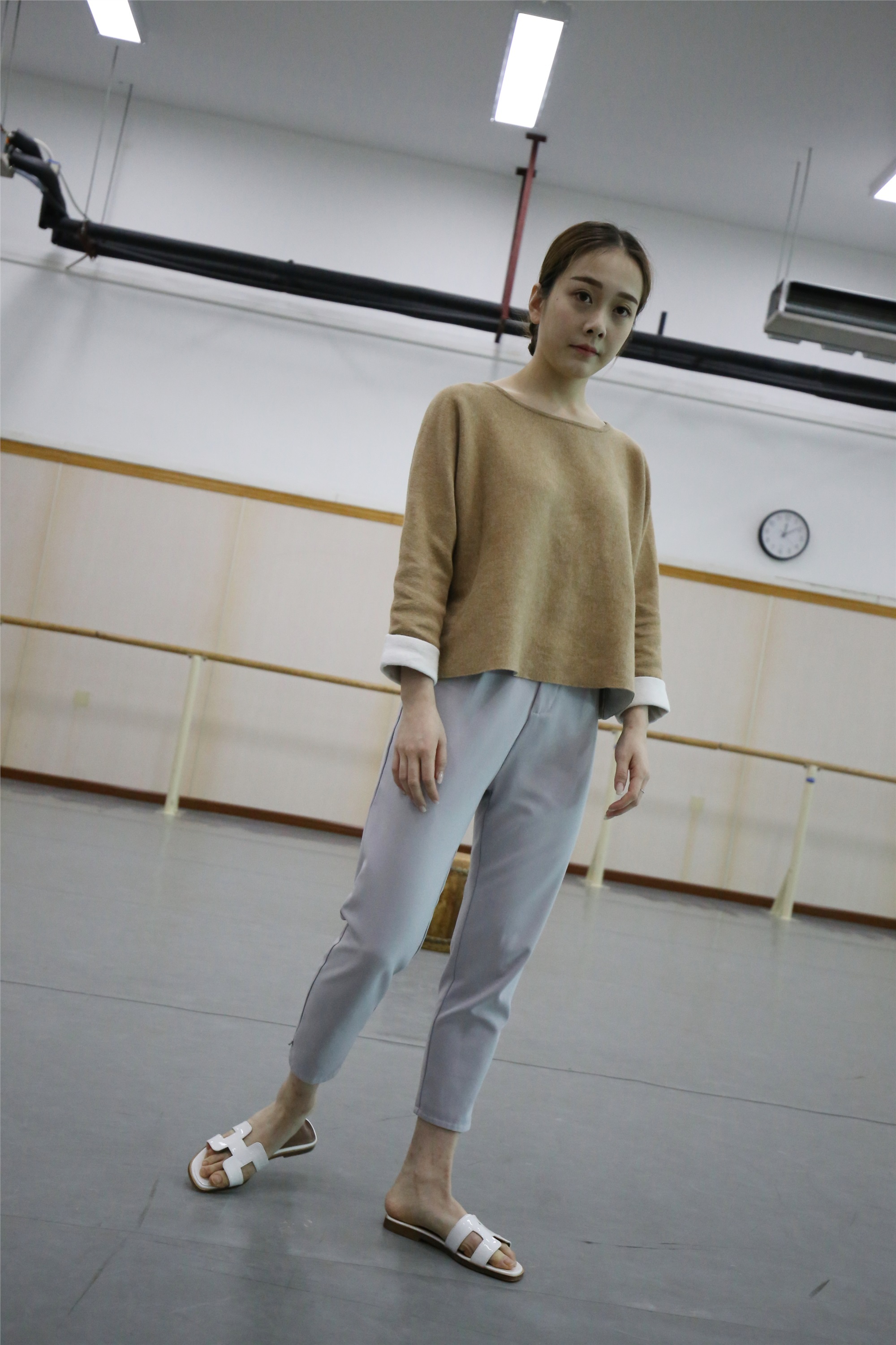 大西瓜美女图片 Z1 休闲裤少女180p