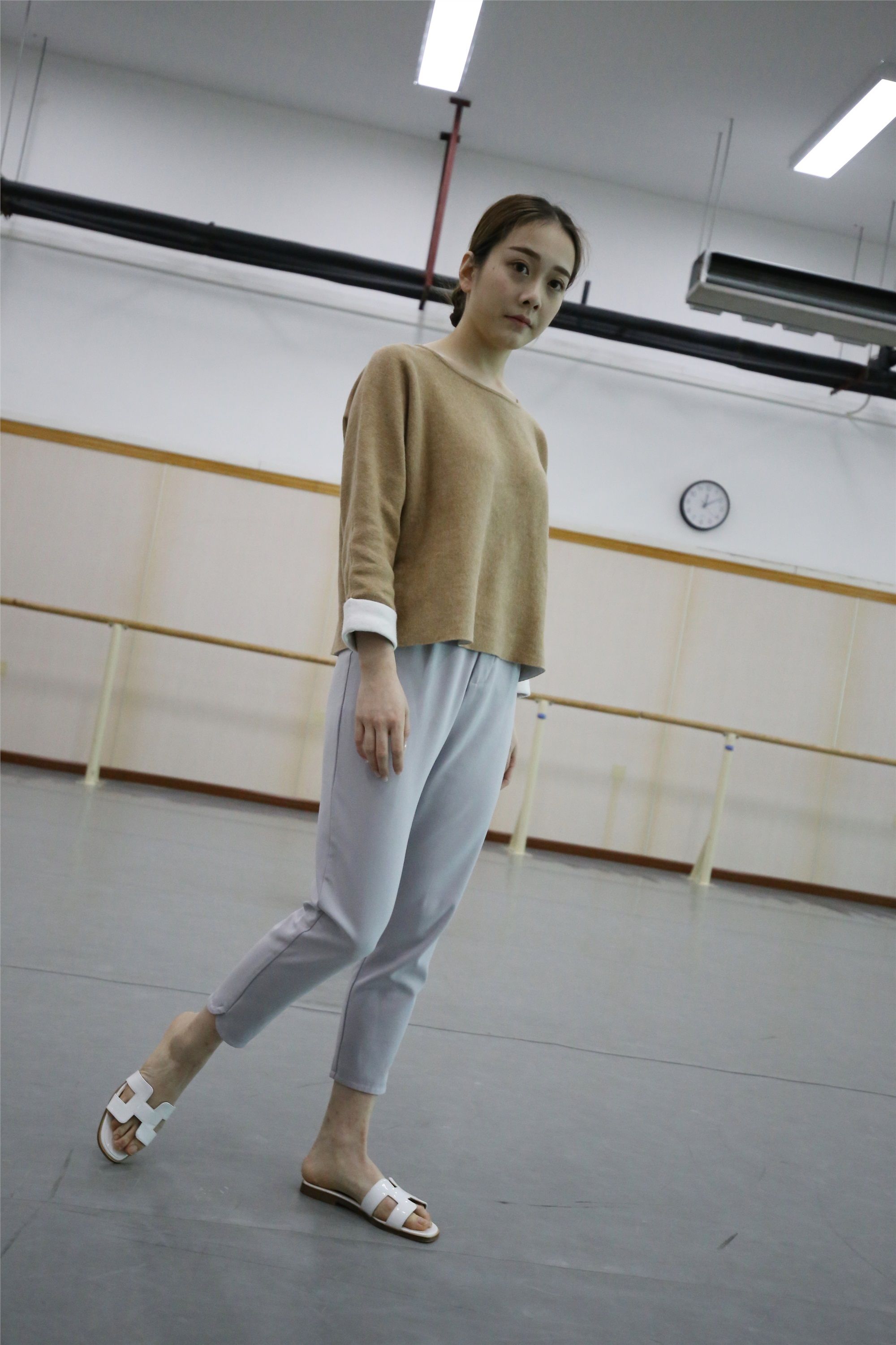 大西瓜美女图片 Z1 休闲裤少女180p