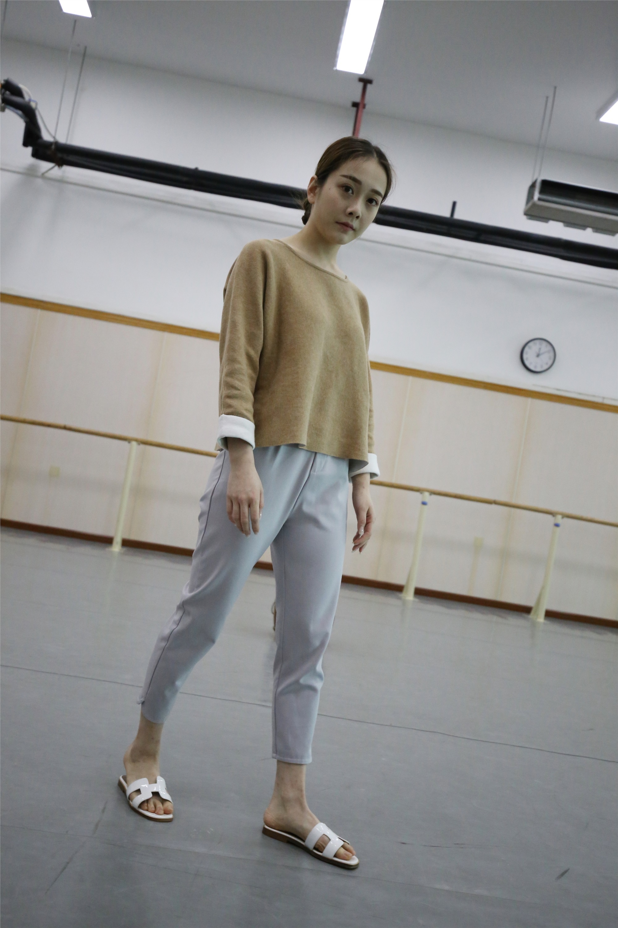 大西瓜美女图片 Z1 休闲裤少女180p