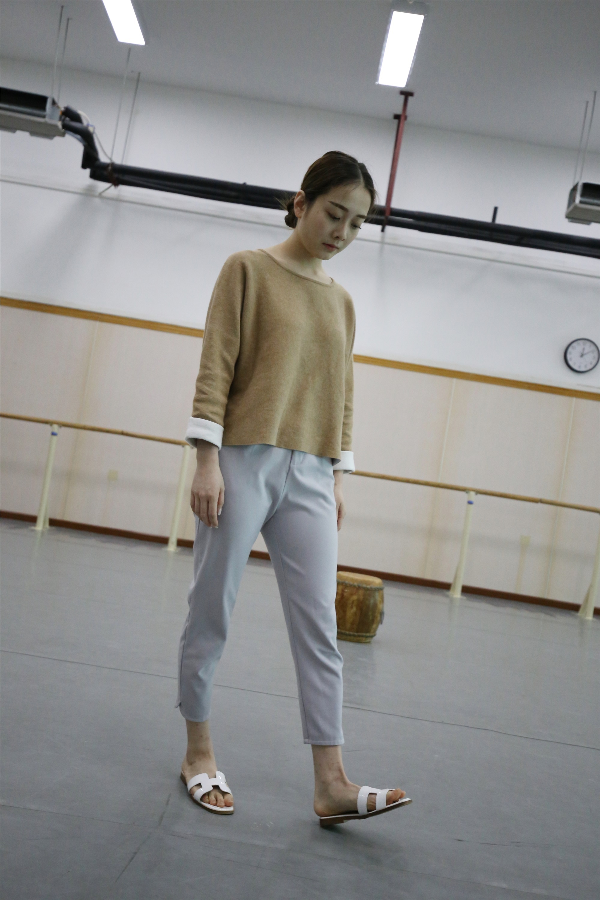 大西瓜美女图片 Z1 休闲裤少女180p