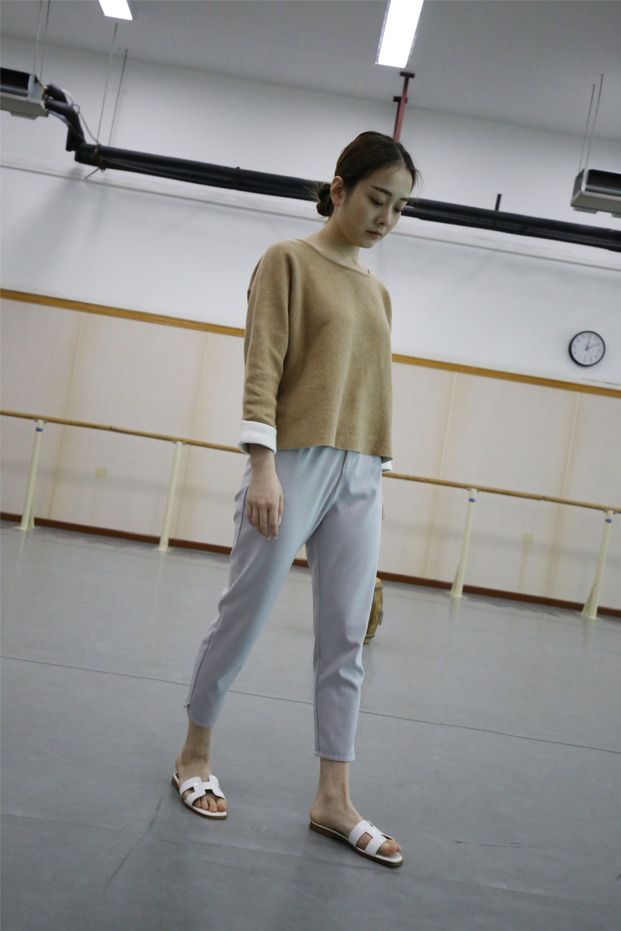 大西瓜美女图片 Z1 休闲裤少女180p