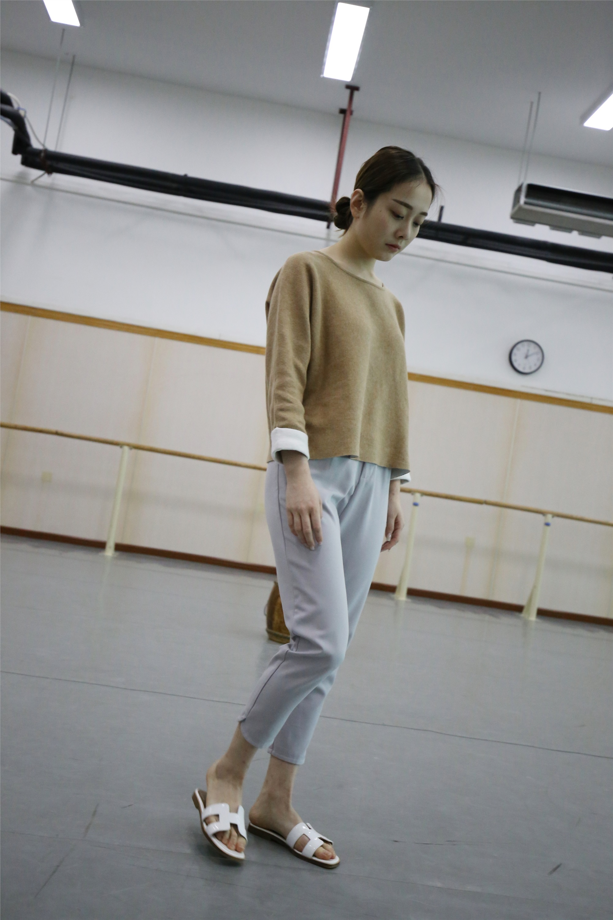 大西瓜美女图片 Z1 休闲裤少女180p