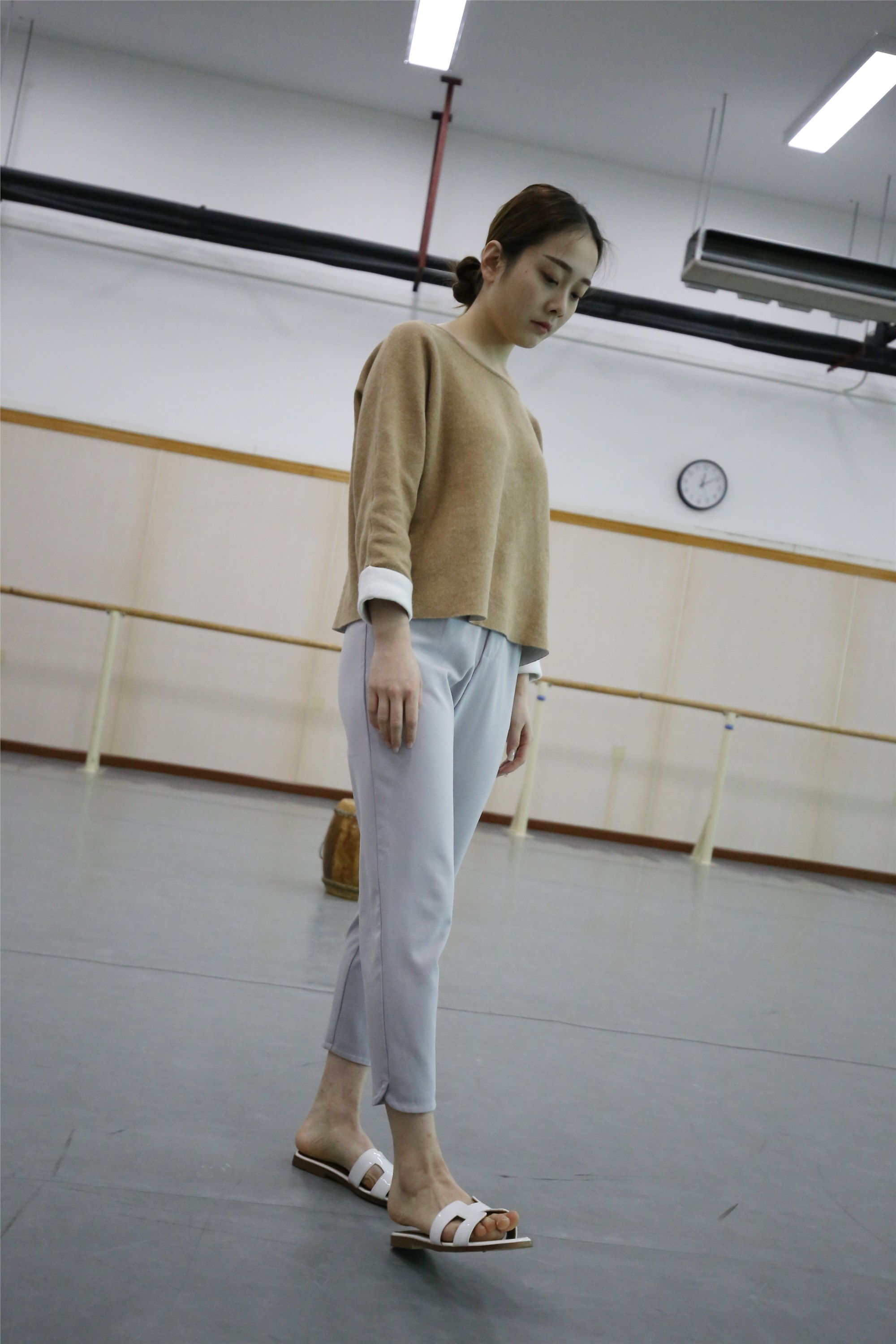 大西瓜美女图片 Z1 休闲裤少女180p