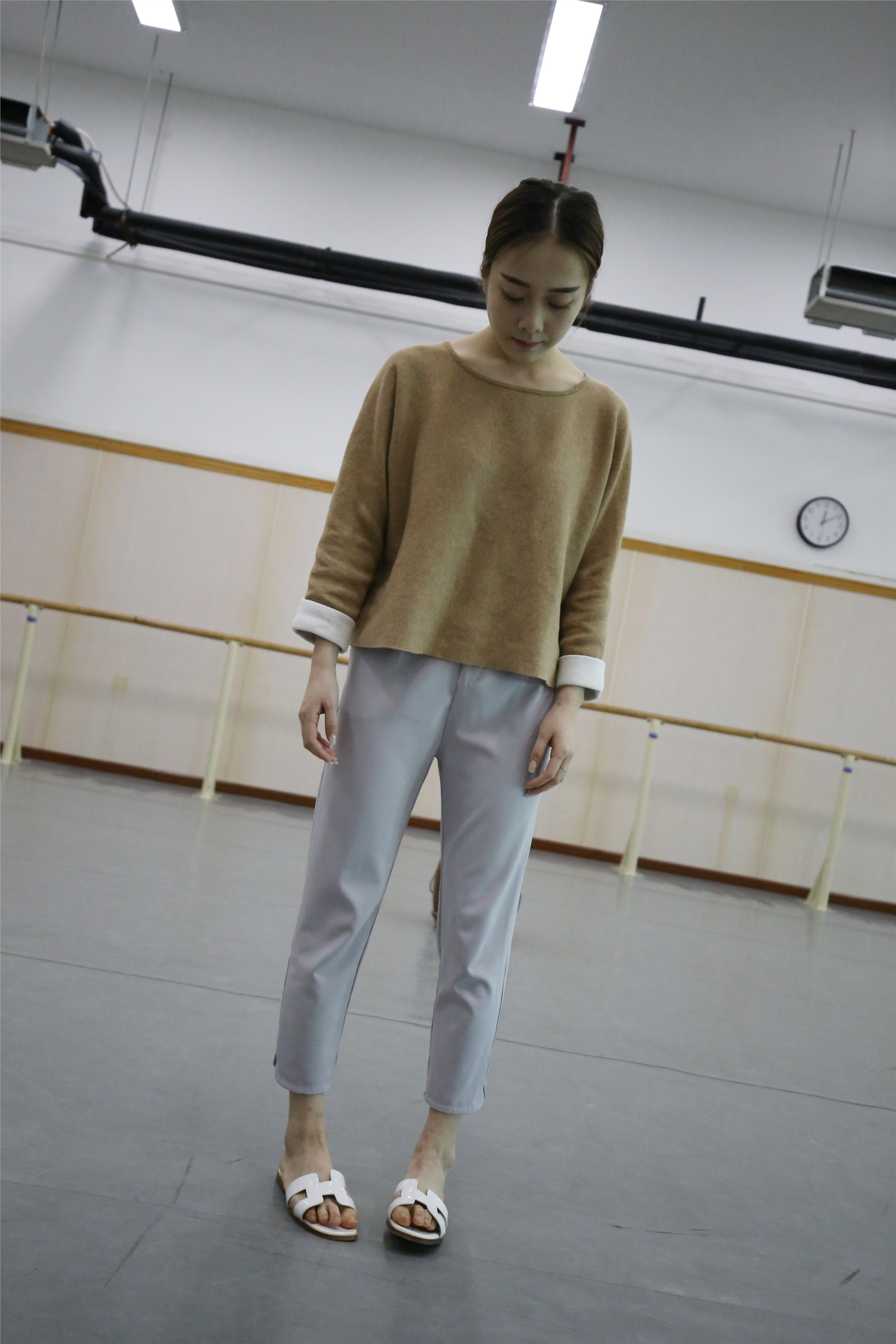 大西瓜美女图片 Z1 休闲裤少女180p