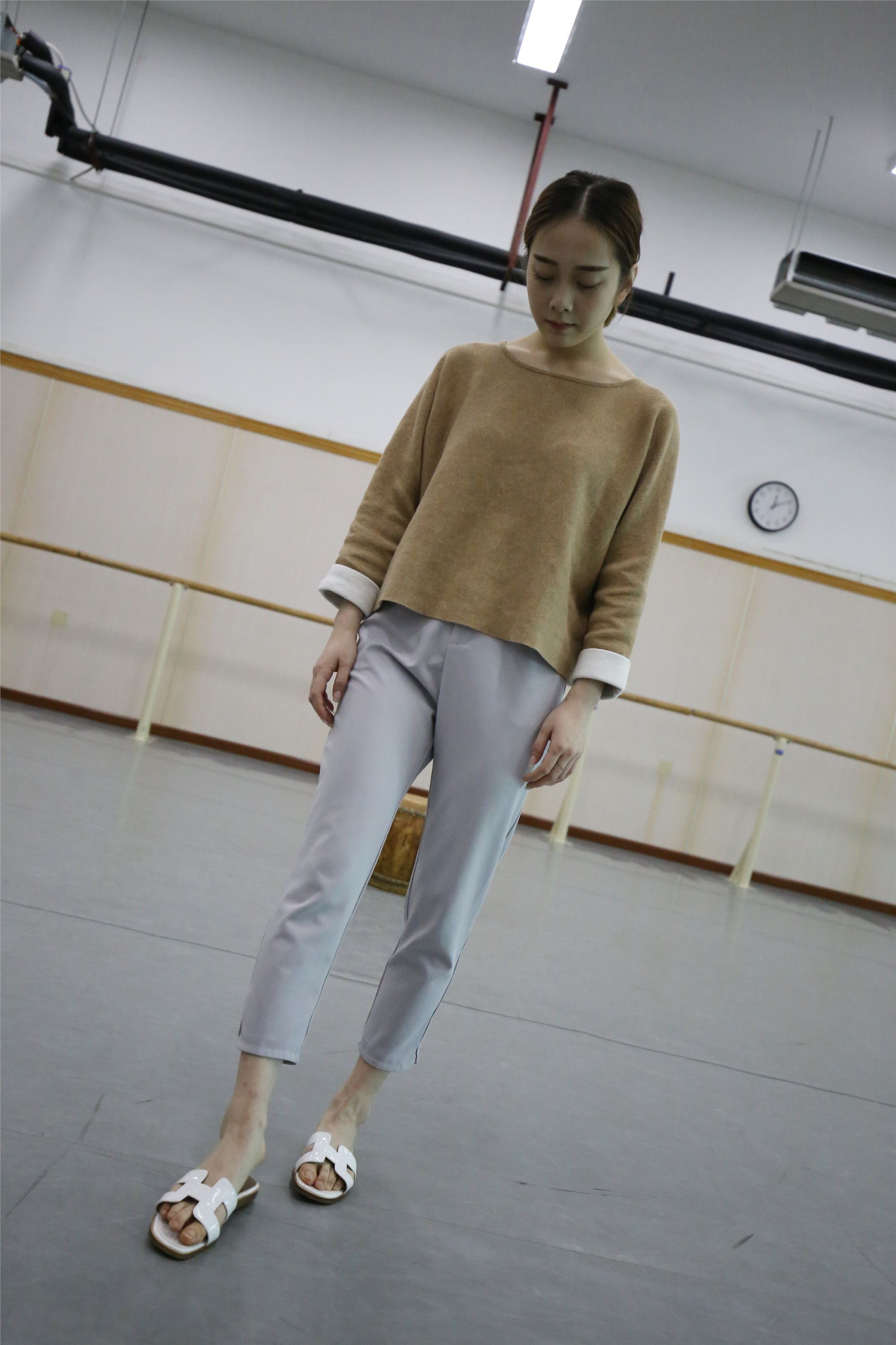 大西瓜美女图片 Z1 休闲裤少女180p