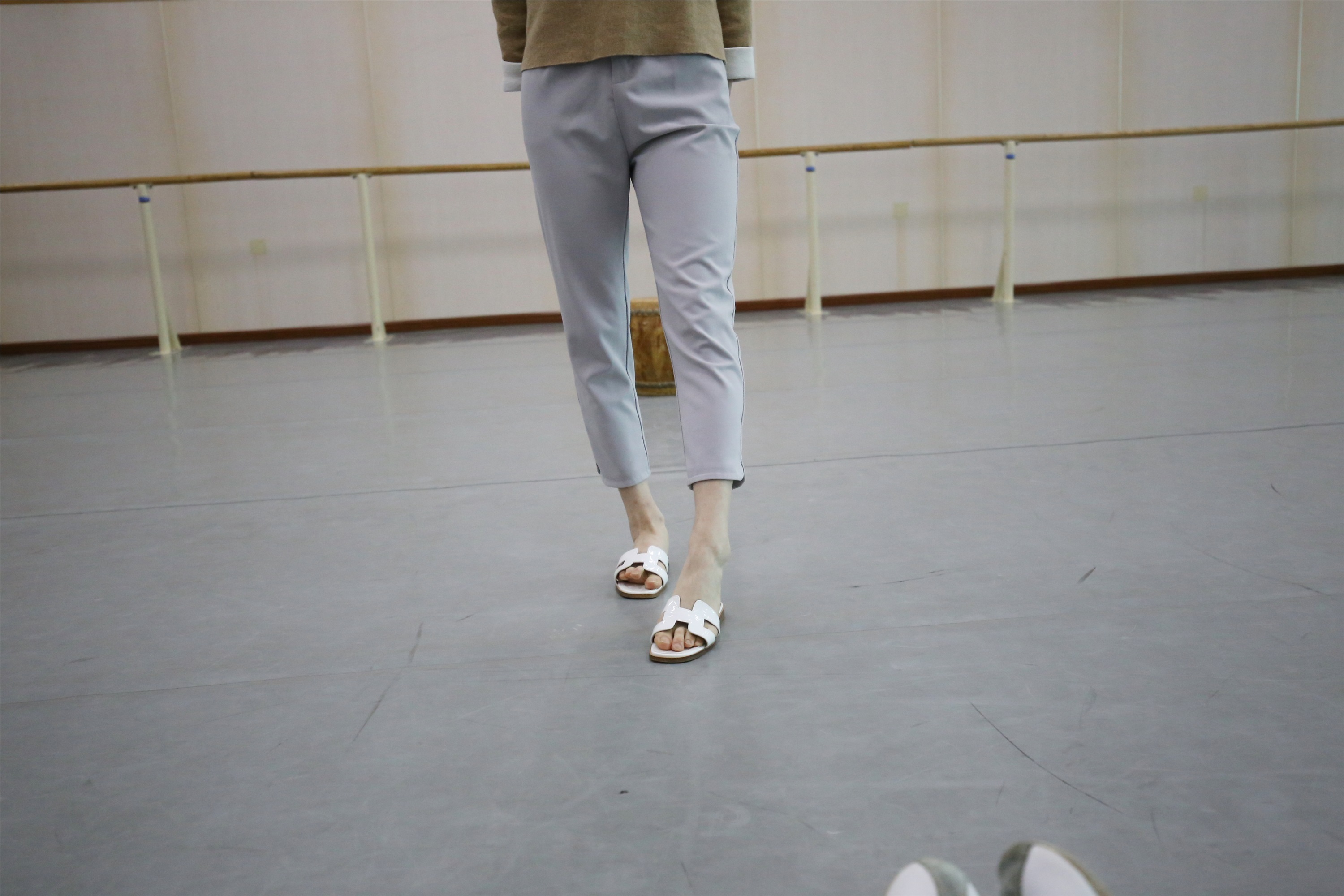 大西瓜美女图片 Z1 休闲裤少女180p