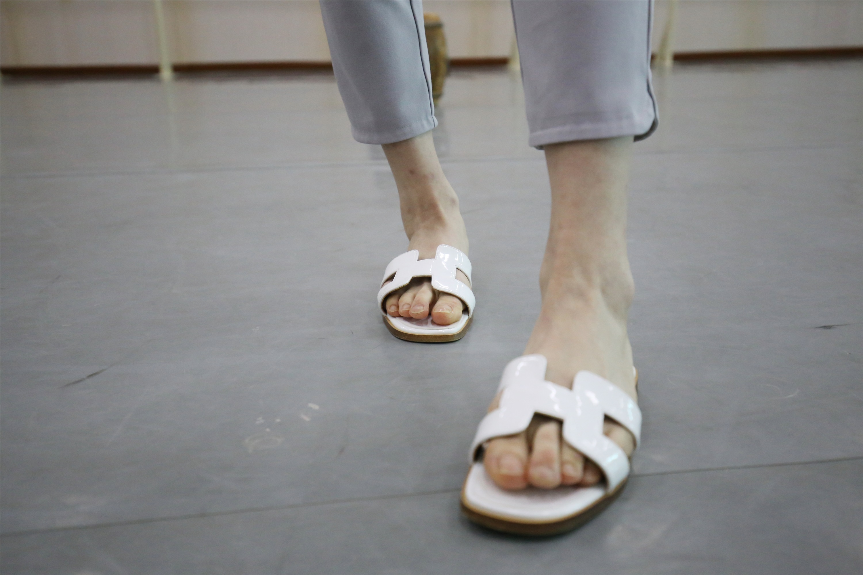 大西瓜美女图片 Z1 休闲裤少女180p