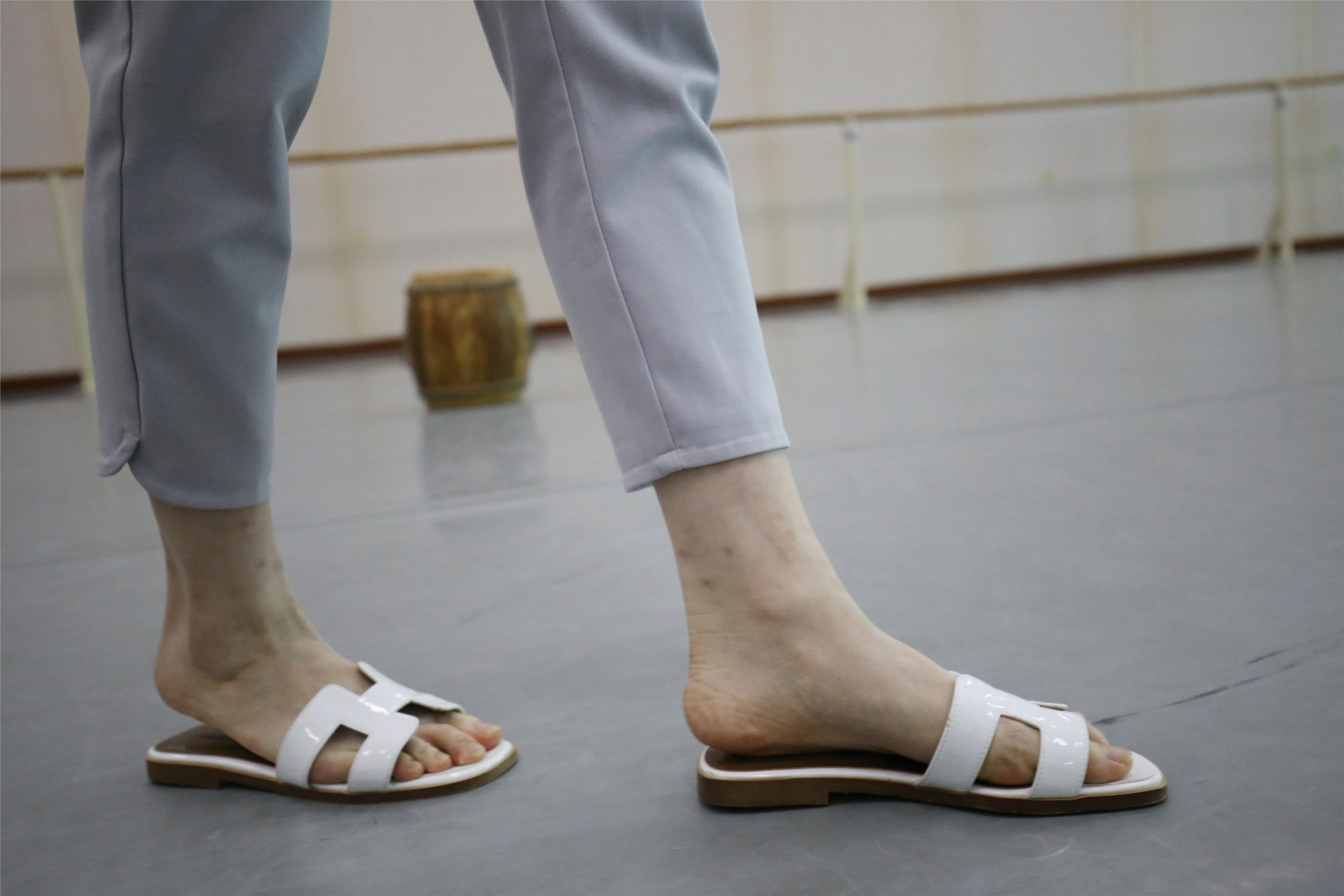 大西瓜美女图片 Z1 休闲裤少女180p