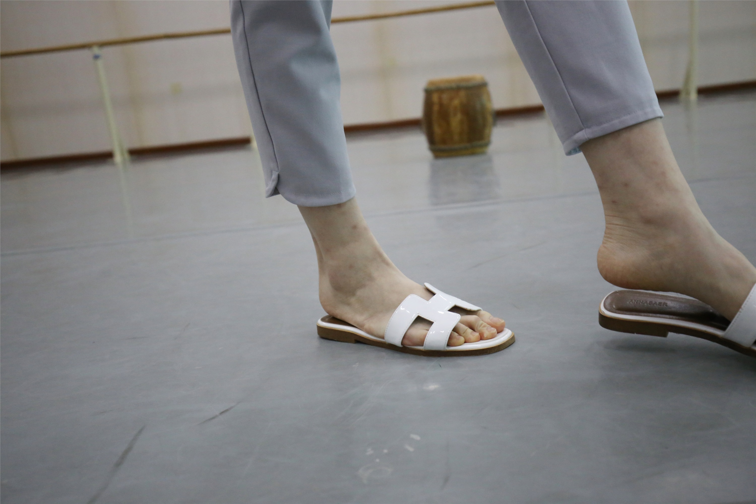 大西瓜美女图片 Z1 休闲裤少女180p