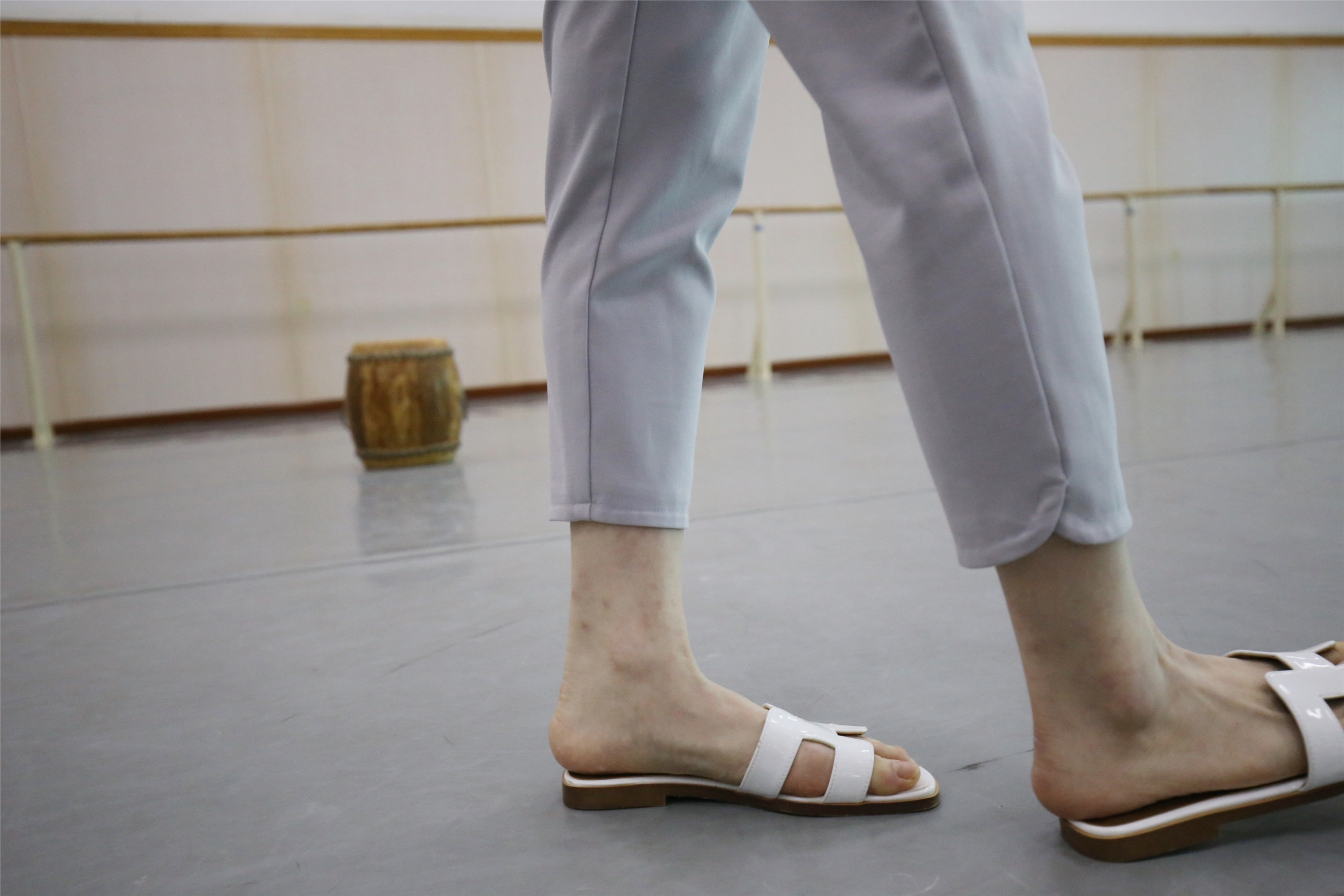 大西瓜美女图片 Z1 休闲裤少女180p