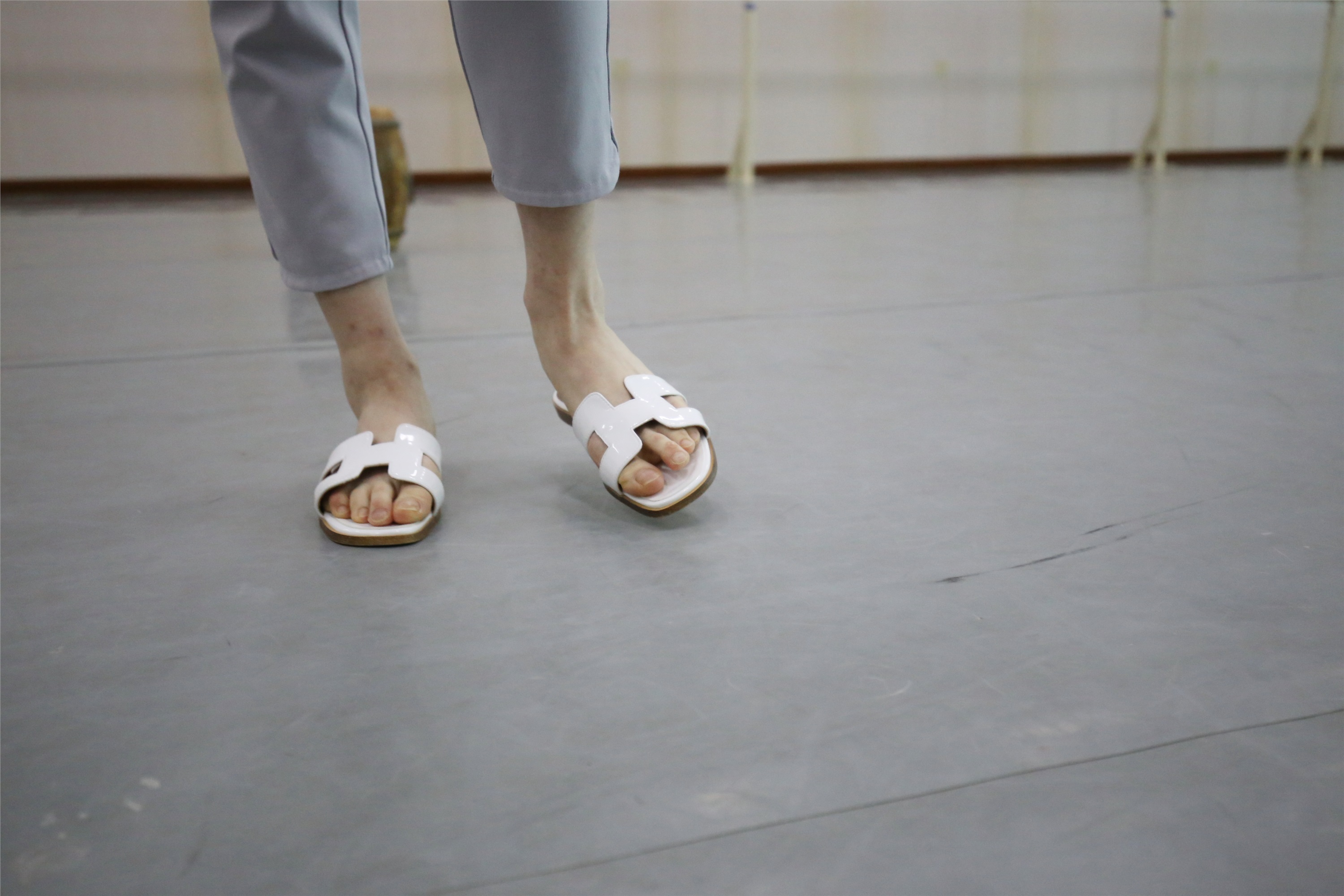 大西瓜美女图片 Z1 休闲裤少女180p