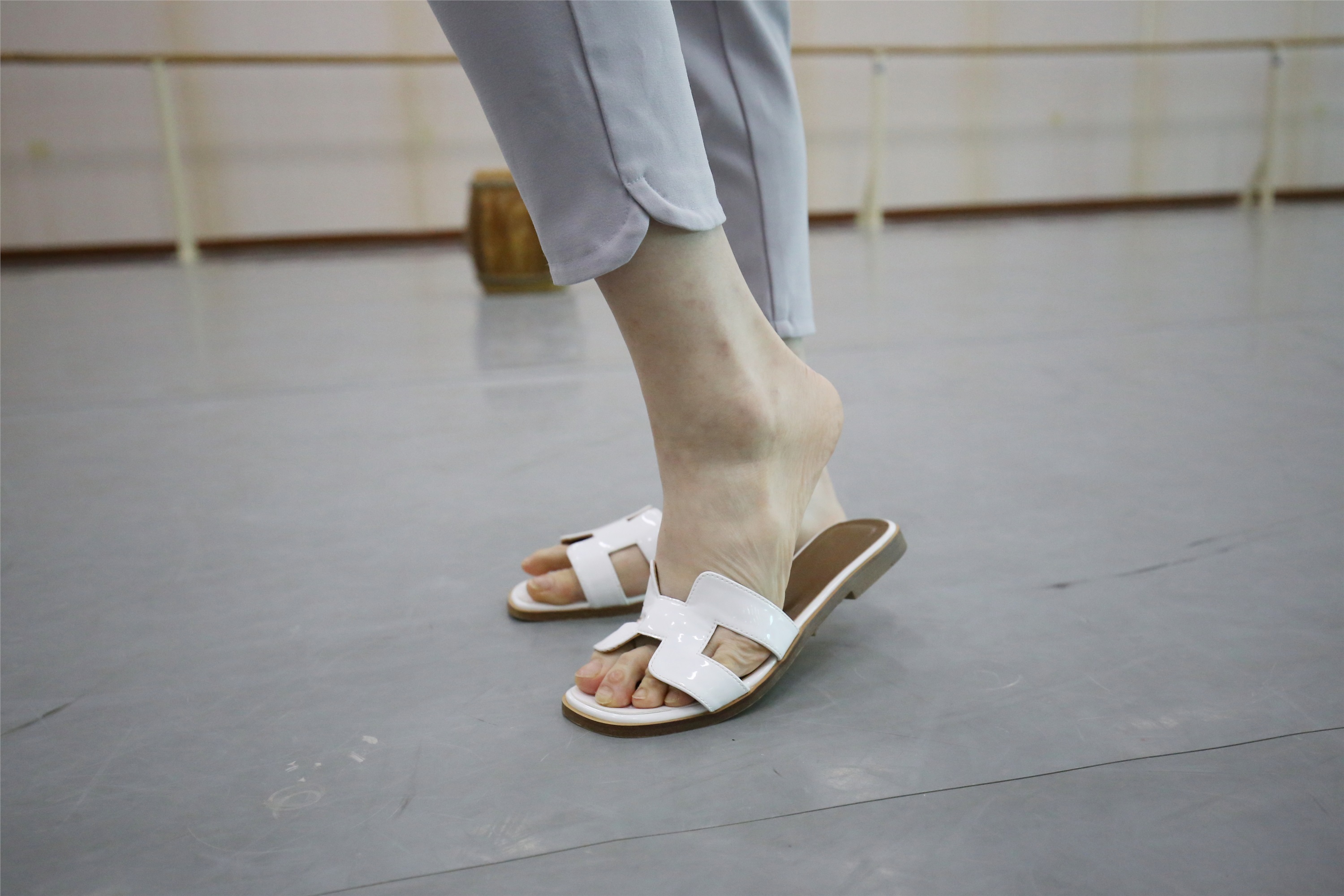 大西瓜美女图片 Z1 休闲裤少女180p